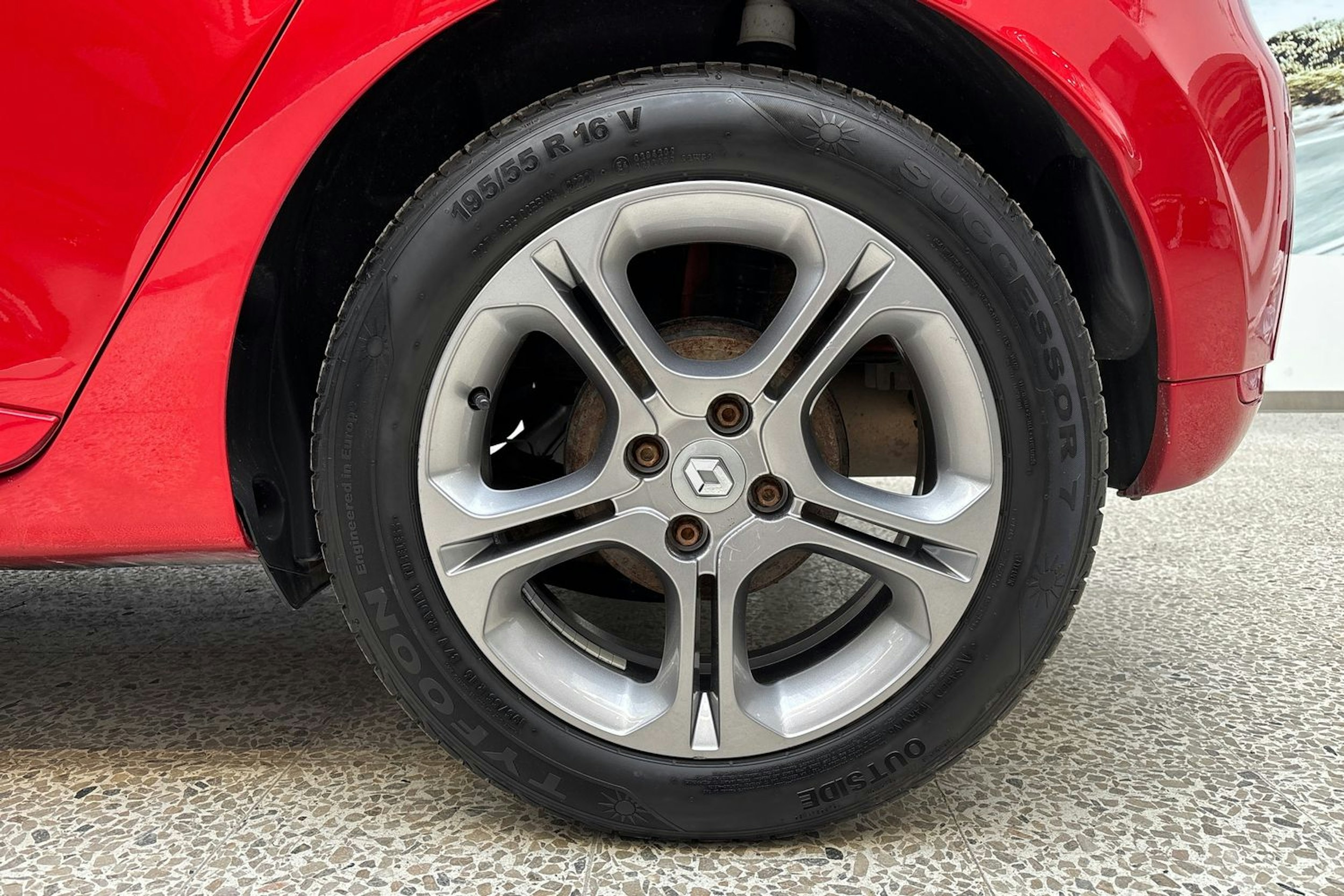punainen Renault Clio 2015 kuva 11.