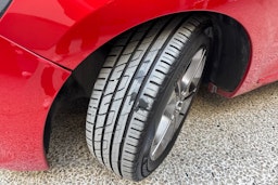 punainen Renault Clio 2015 kuva 13.