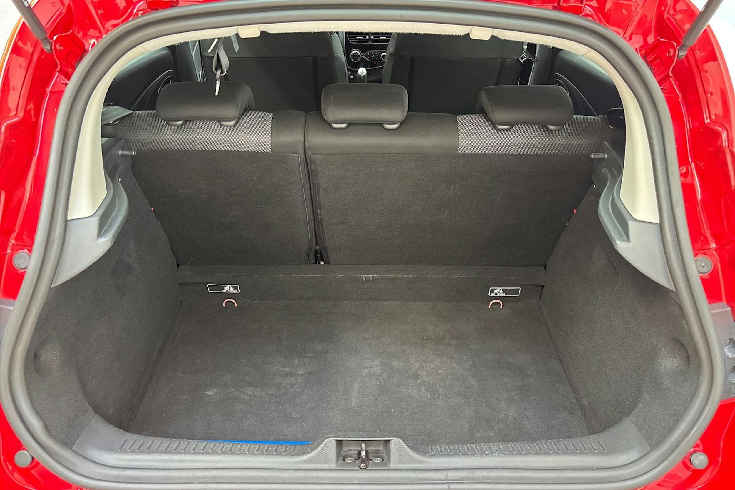 punainen Renault Clio 2015 kuva 14.