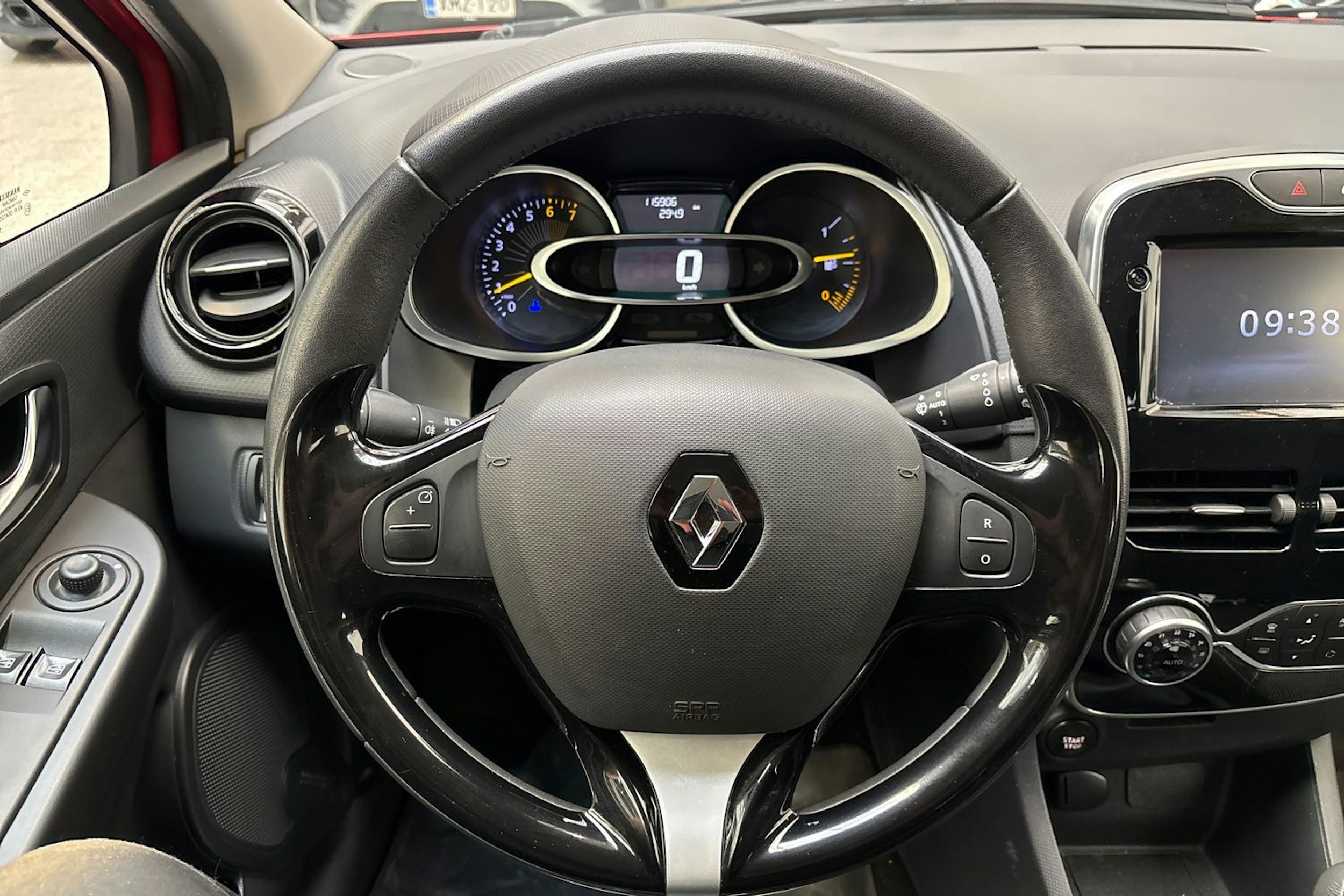 punainen Renault Clio 2015 kuva 16.