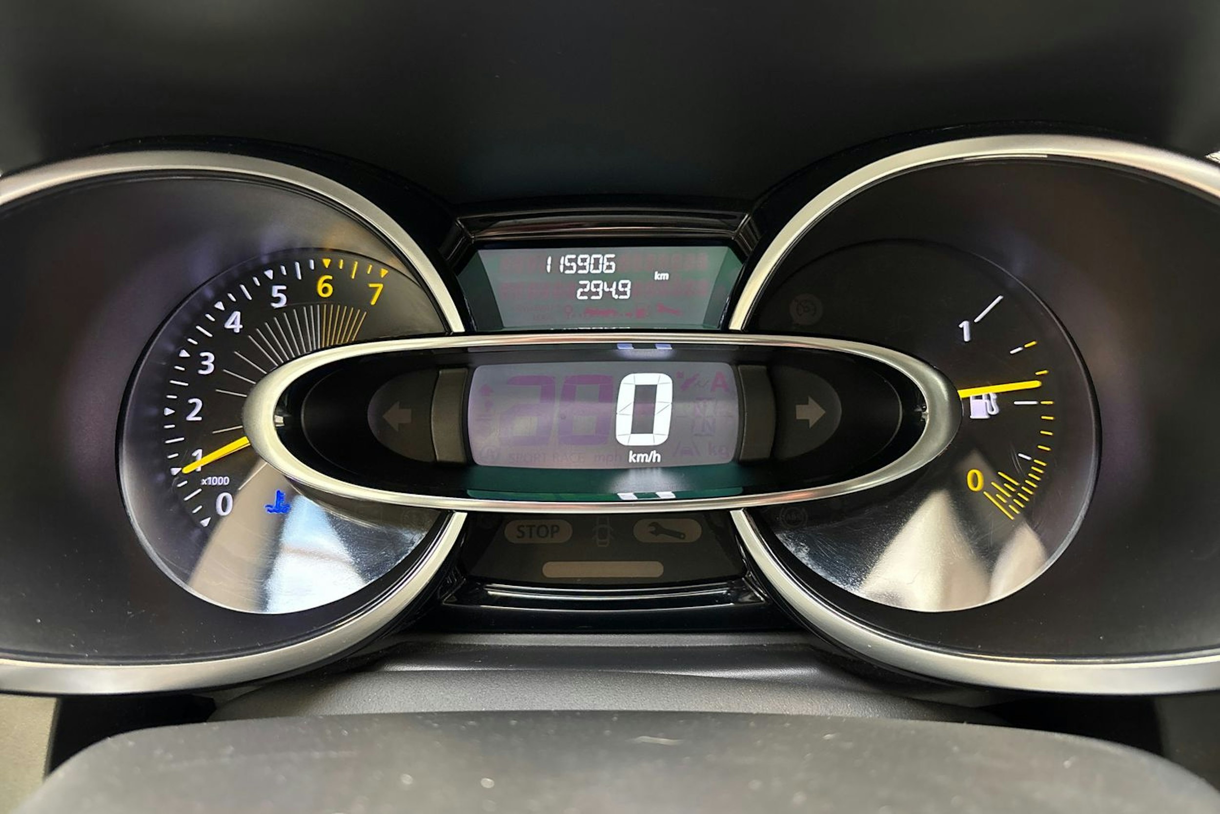 punainen Renault Clio 2015 kuva 17.
