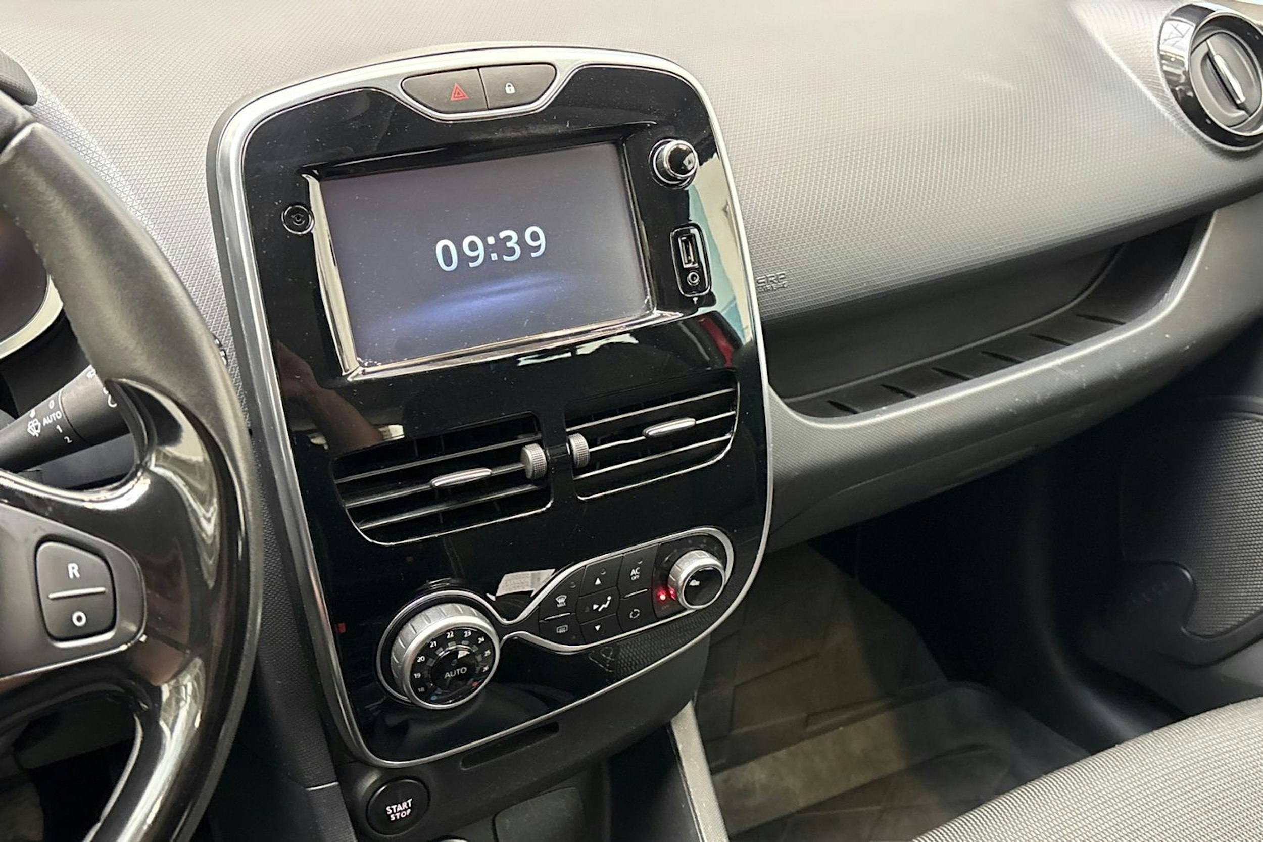 punainen Renault Clio 2015 kuva 18.