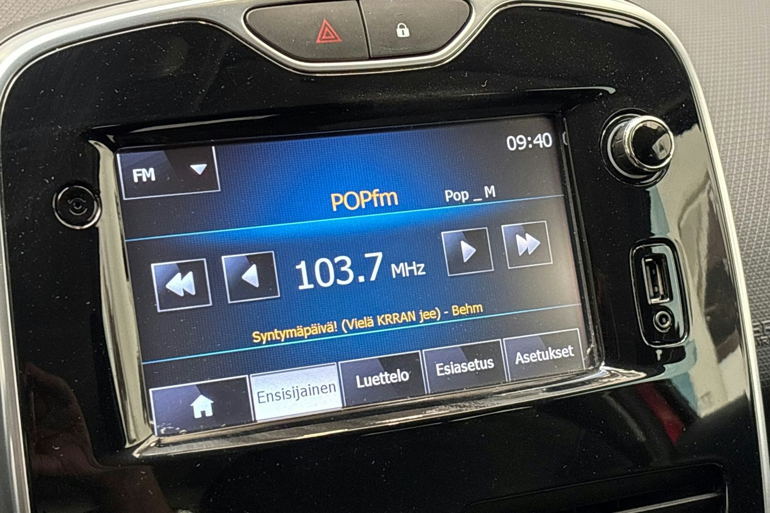 punainen Renault Clio 2015 kuva 21.