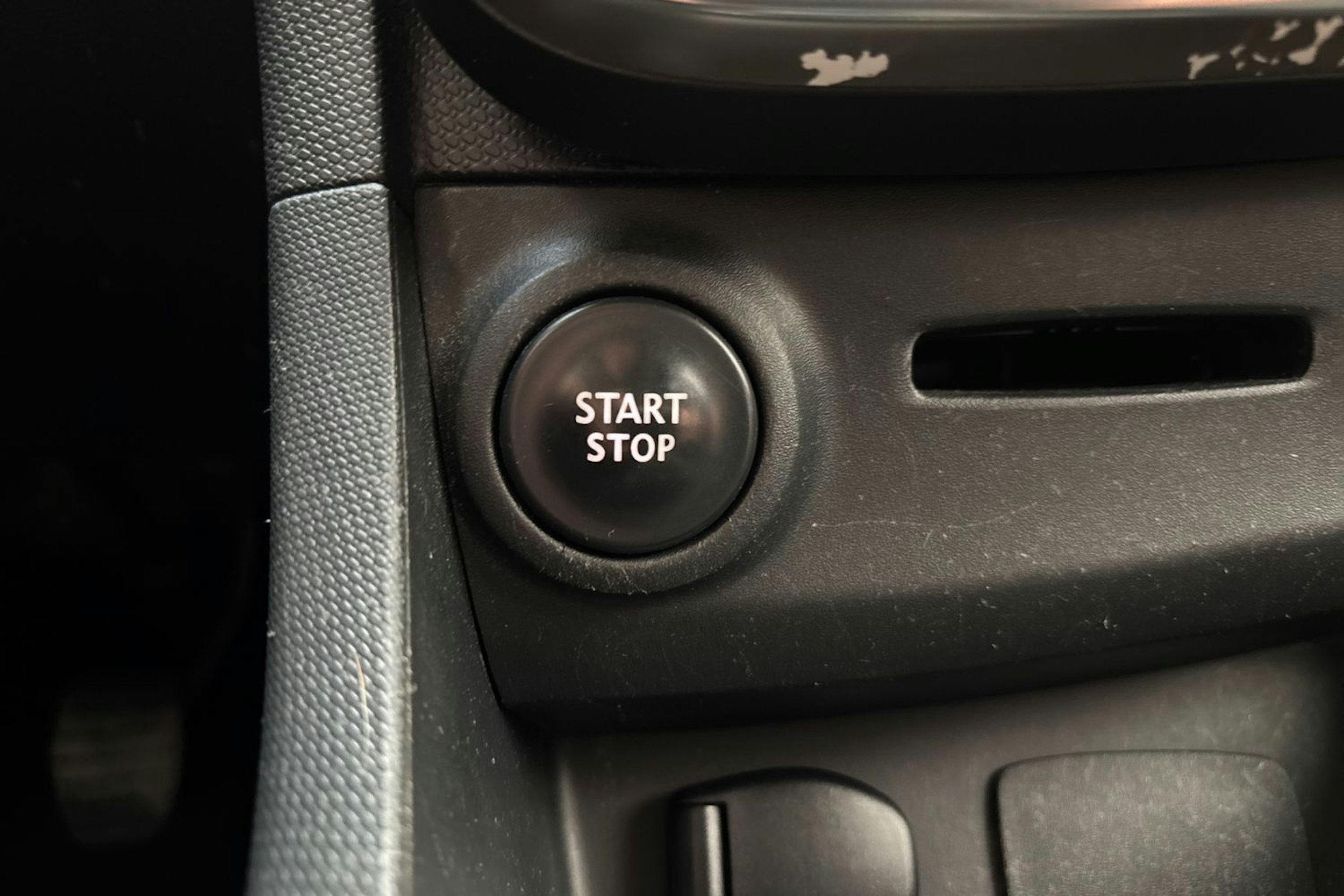 punainen Renault Clio 2015 kuva 22.