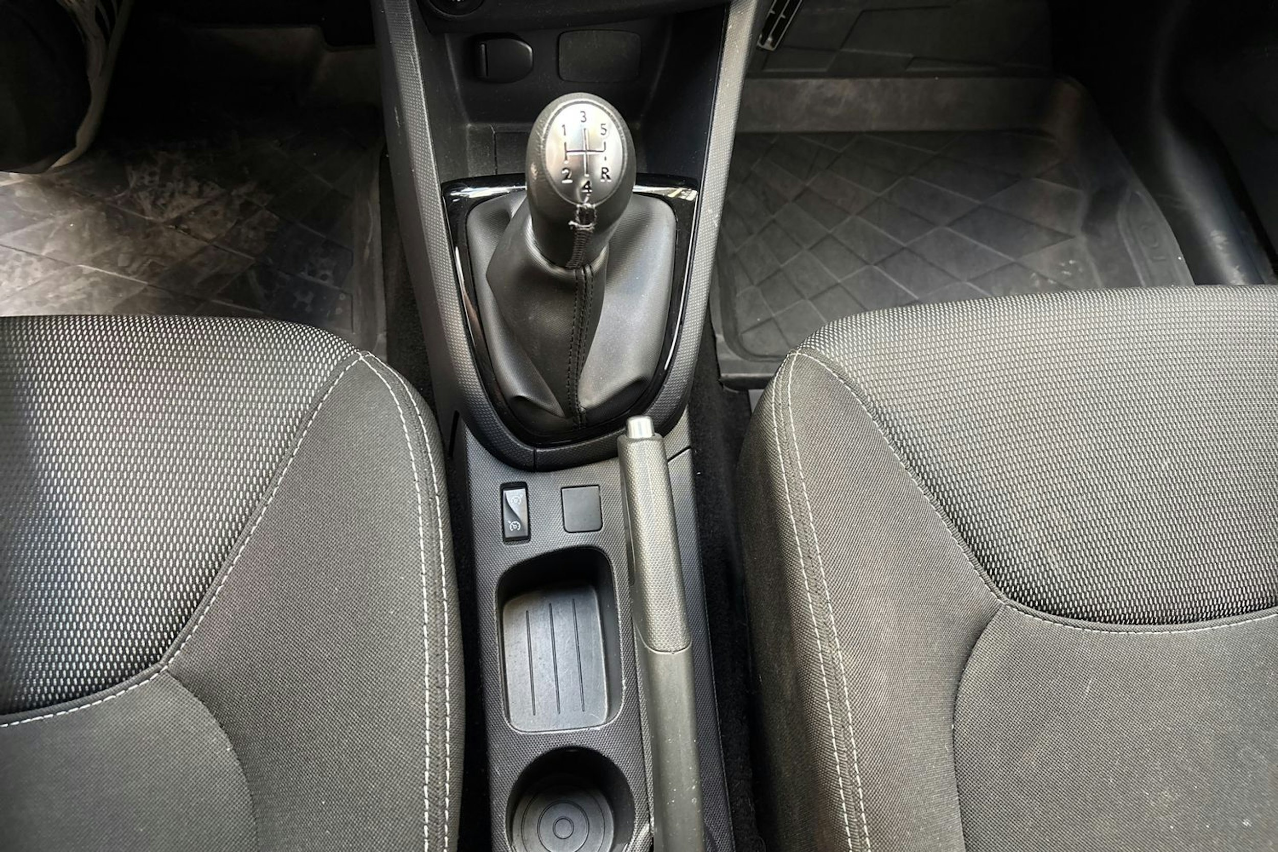 punainen Renault Clio 2015 kuva 23.