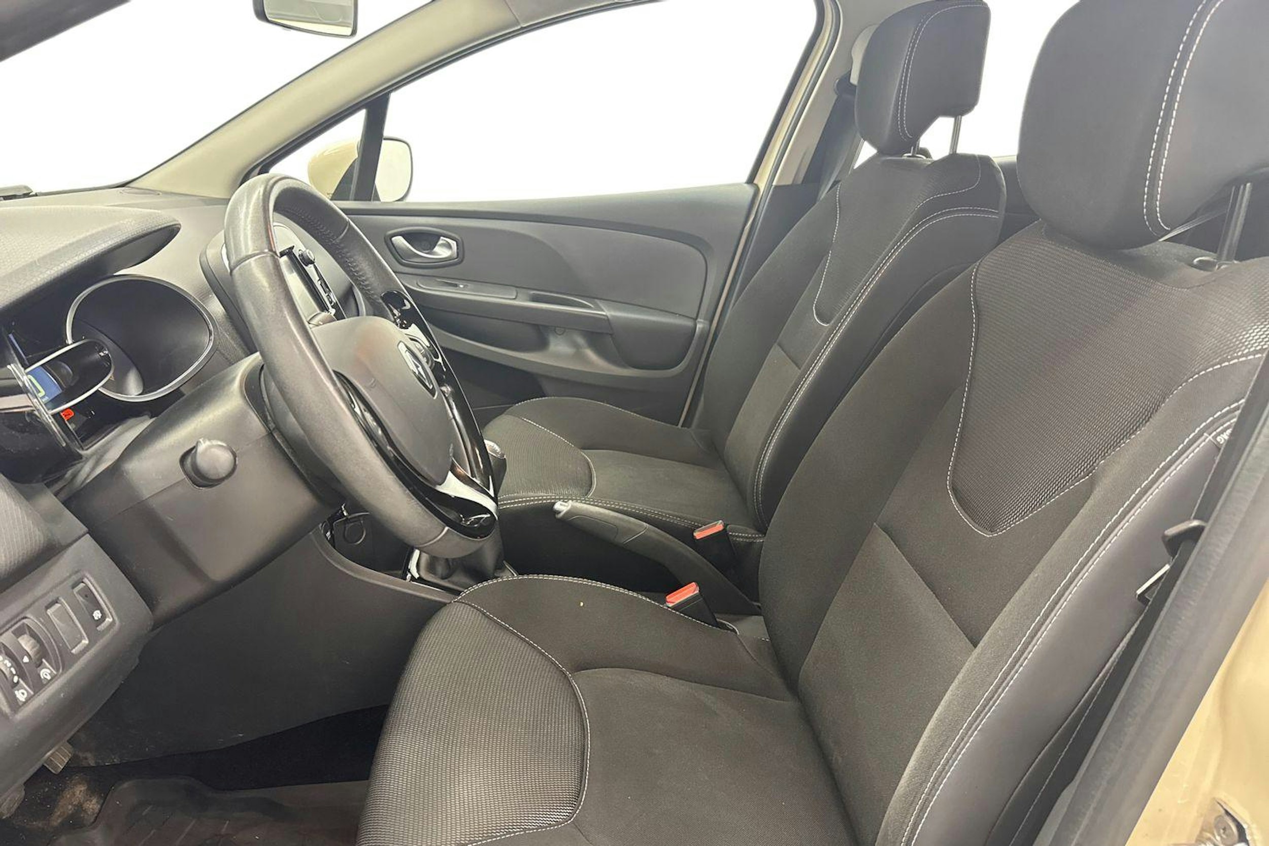 Valkoinen Renault CLIO 2015 kuva 9.