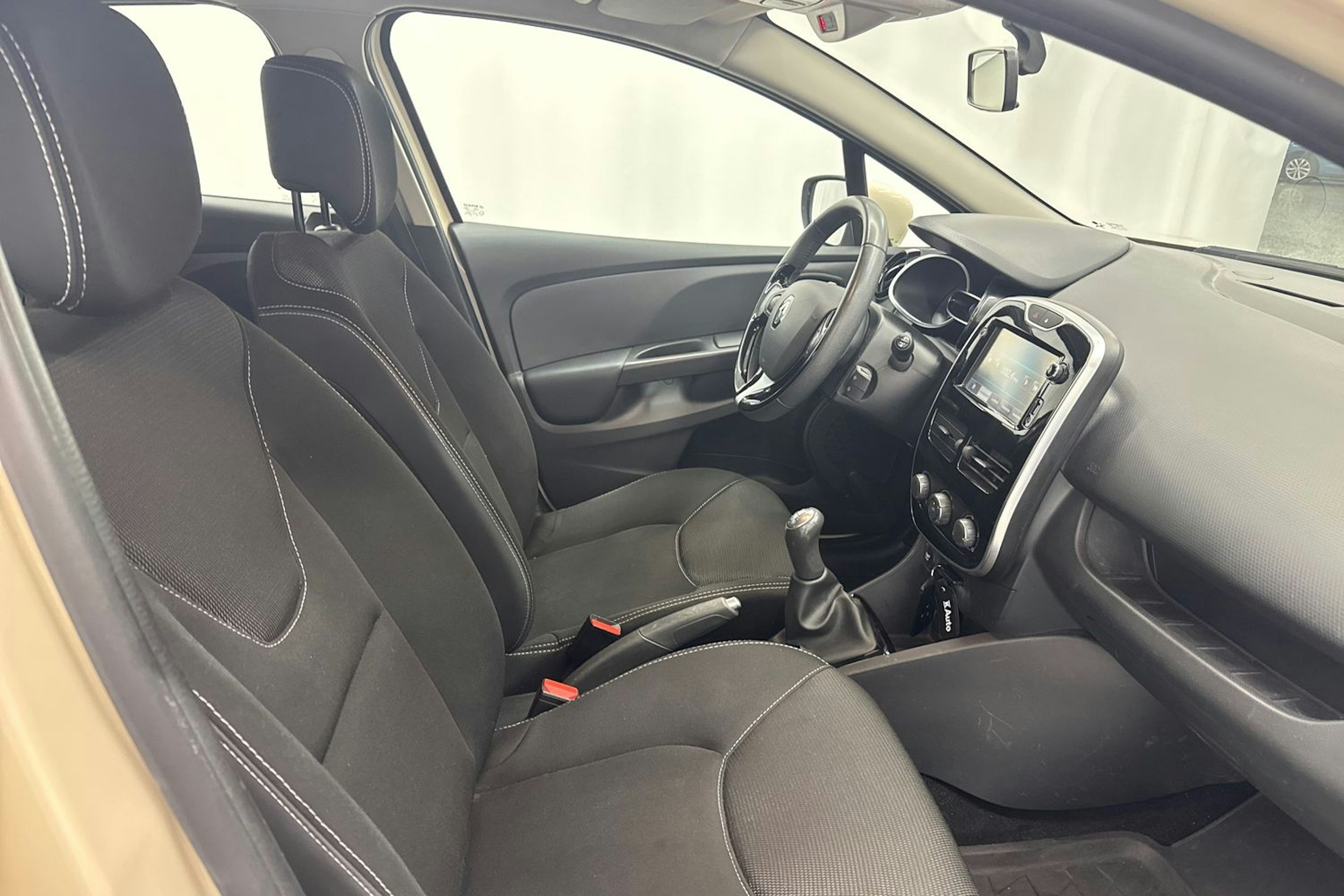 Valkoinen Renault CLIO 2015 kuva 10.