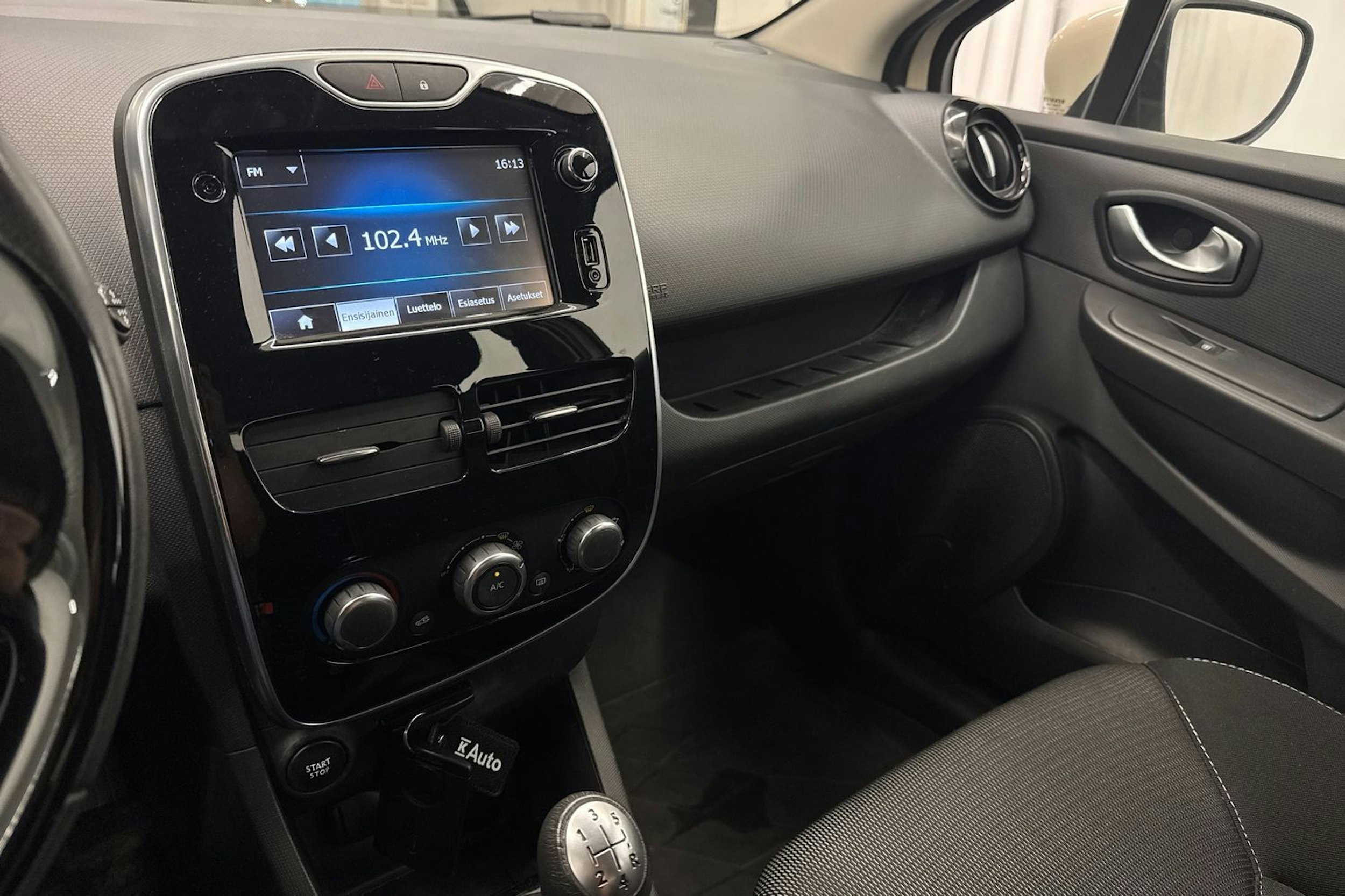 Valkoinen Renault CLIO 2015 kuva 17.