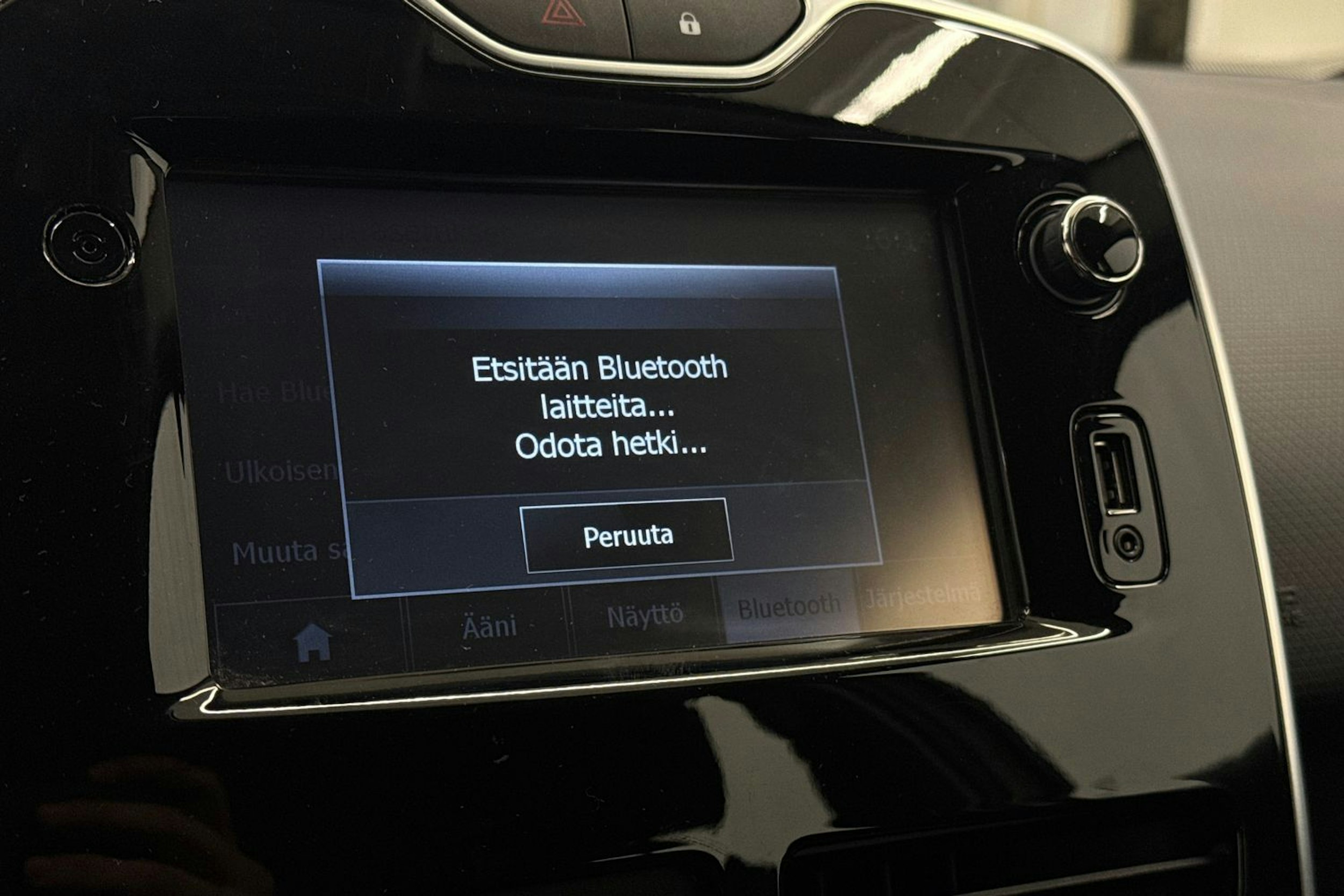 Valkoinen Renault CLIO 2015 kuva 20.