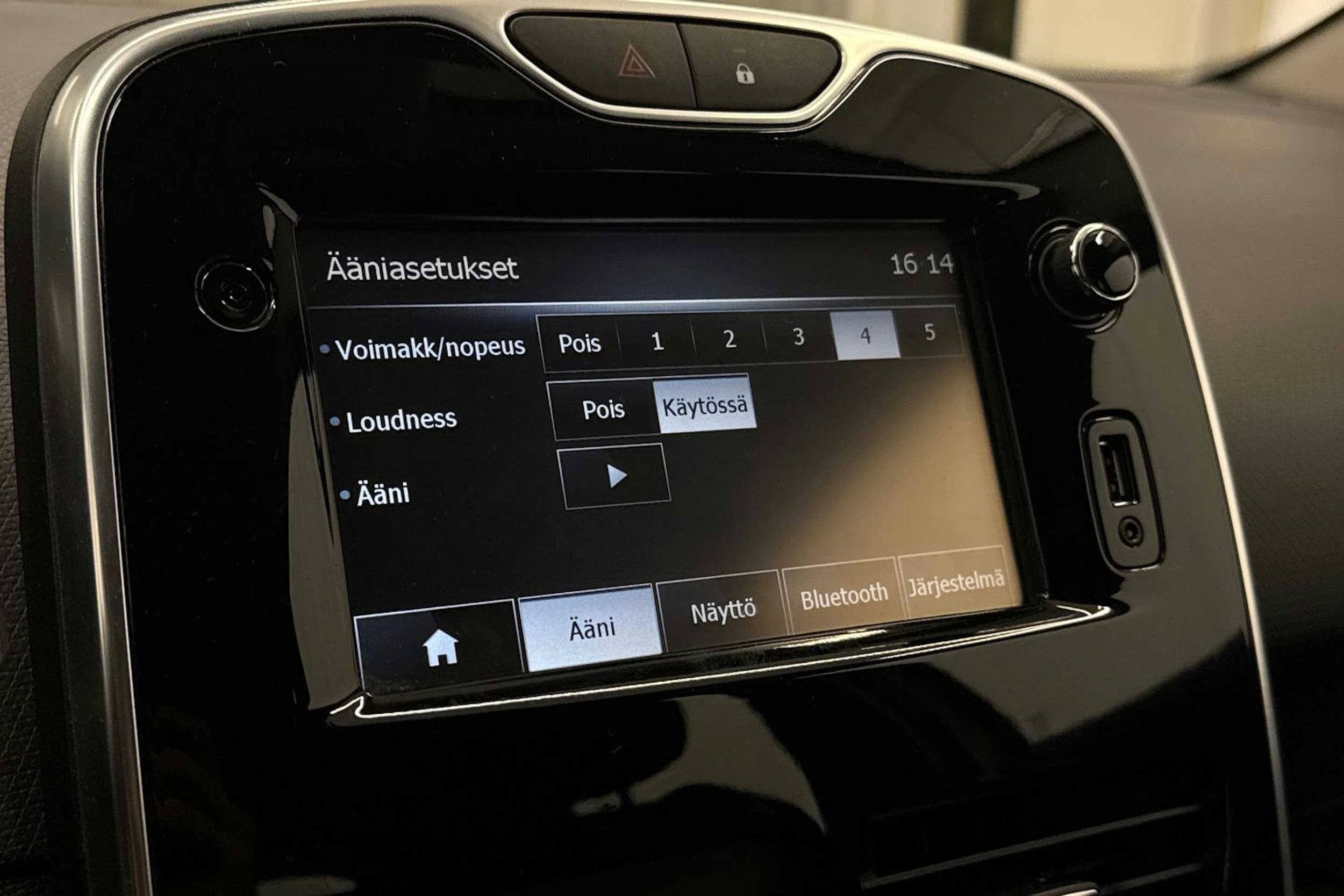 Valkoinen Renault CLIO 2015 kuva 22.