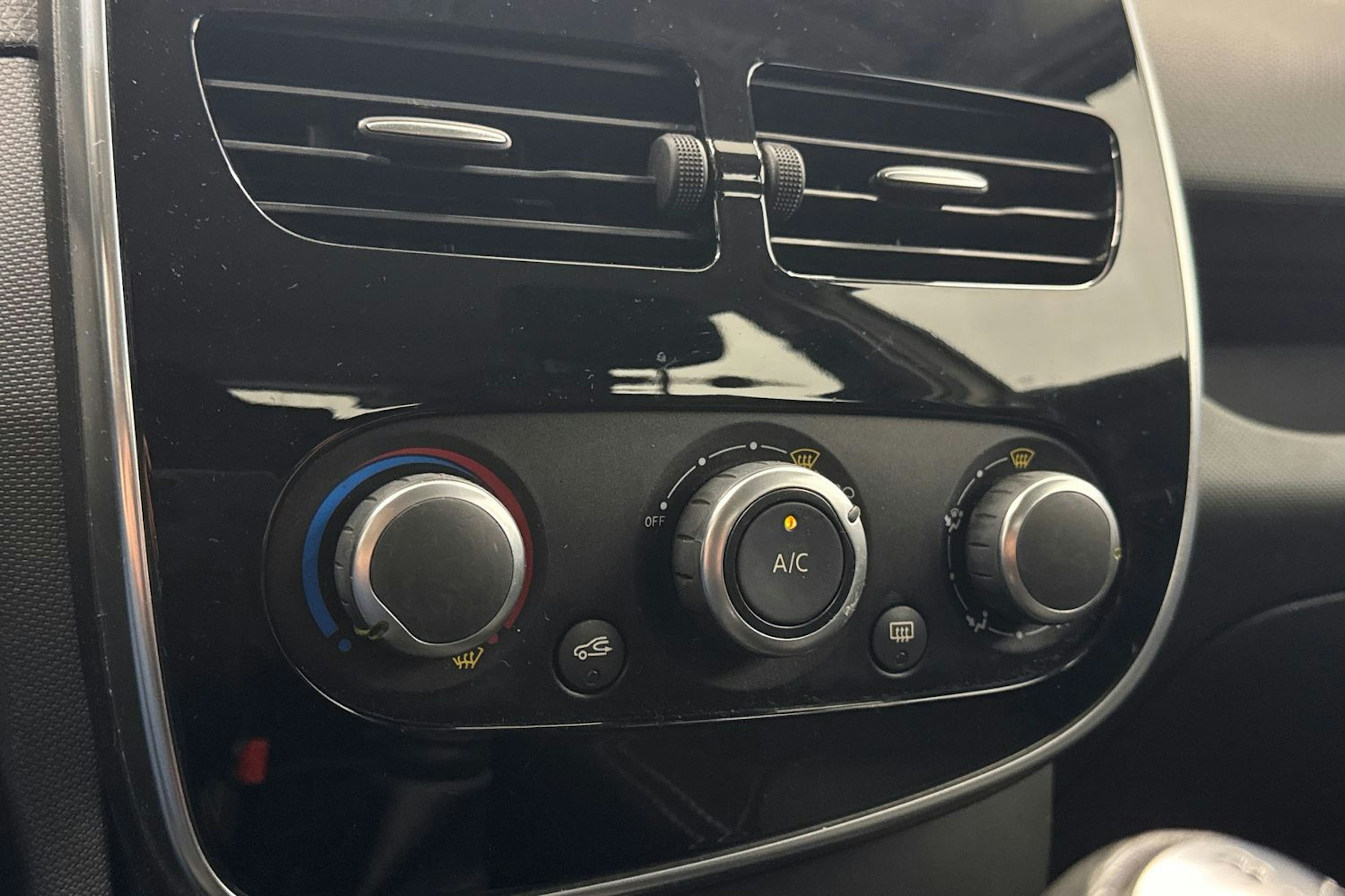 Valkoinen Renault CLIO 2015 kuva 23.