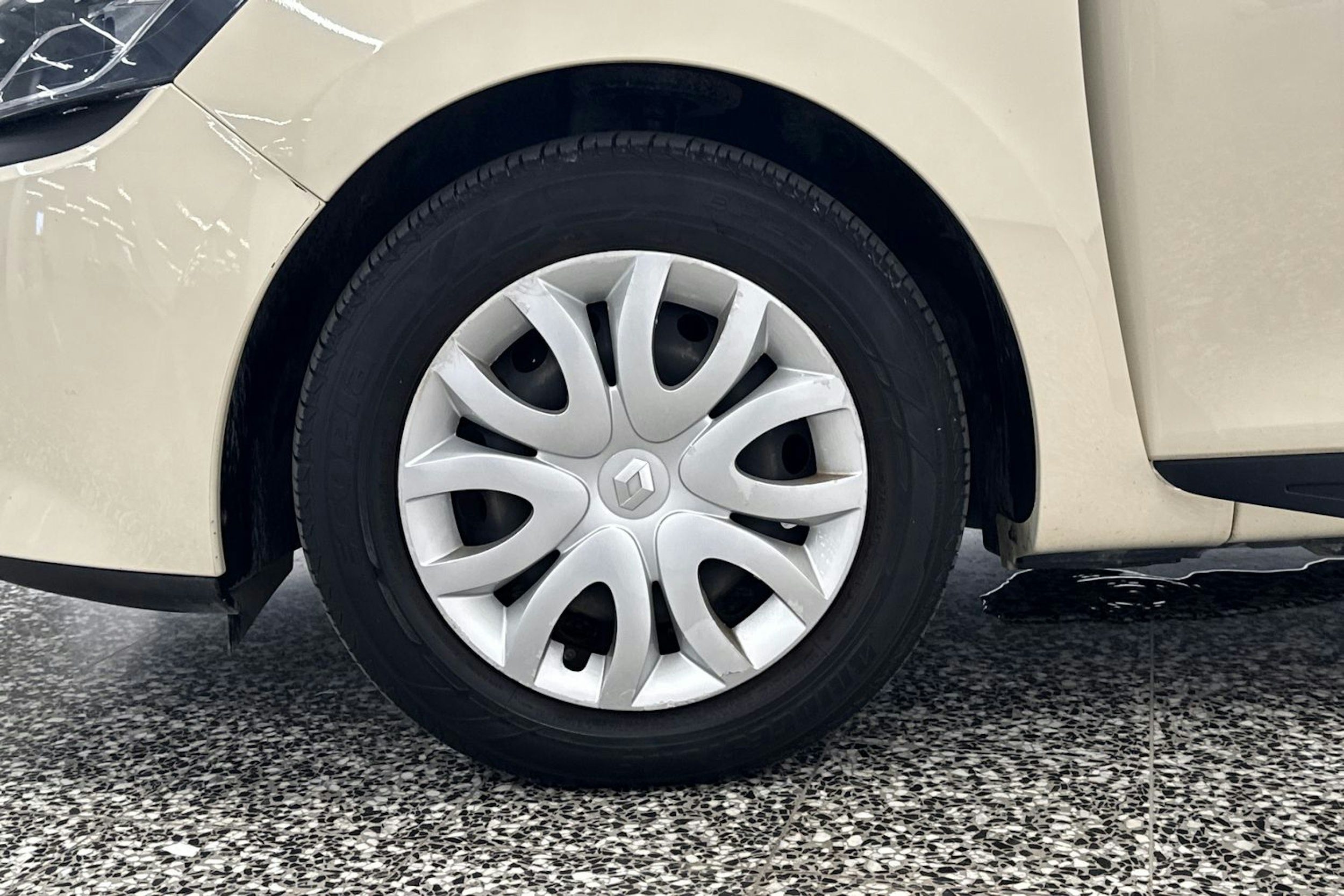 Valkoinen Renault CLIO 2015 kuva 28.