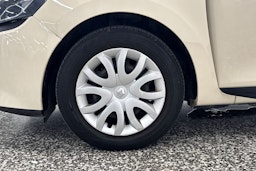 Valkoinen Renault CLIO 2015 kuva 28.