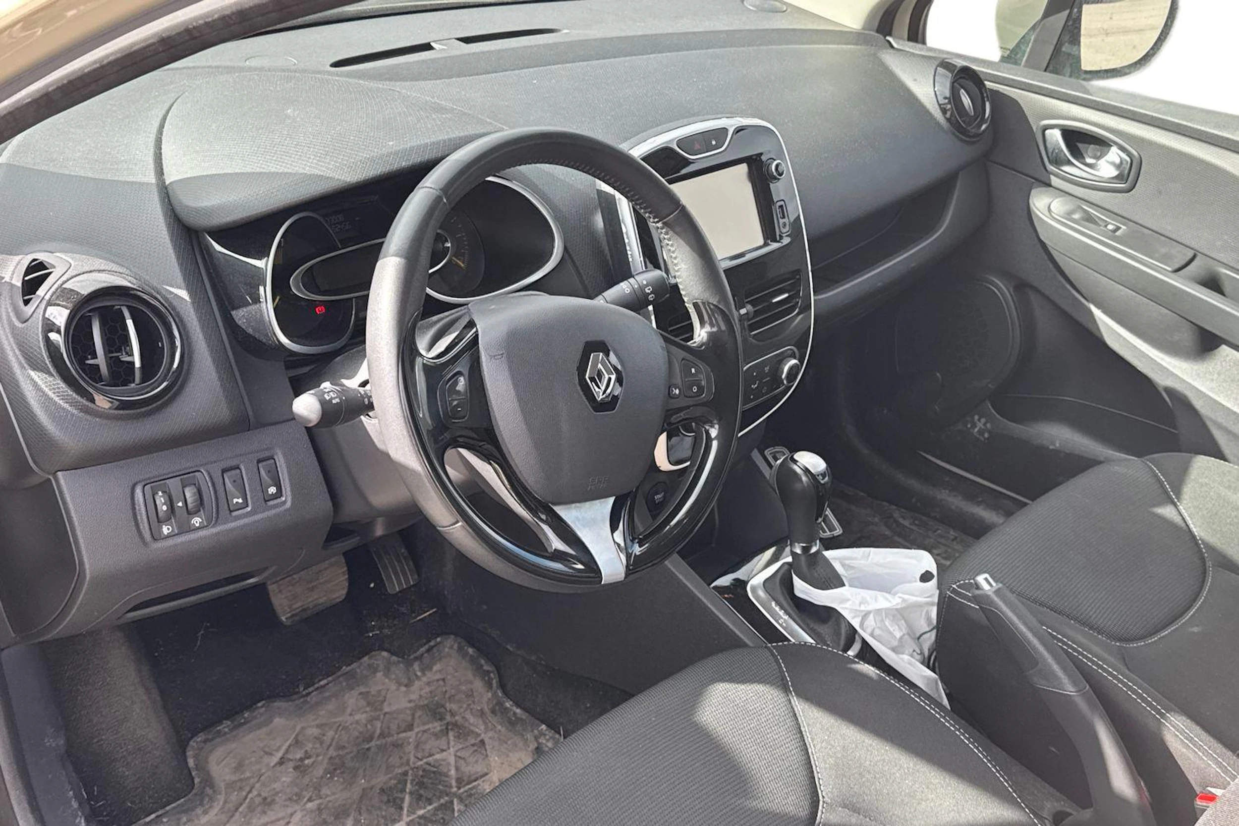 Valkoinen Renault CLIO 2015 kuva 3.
