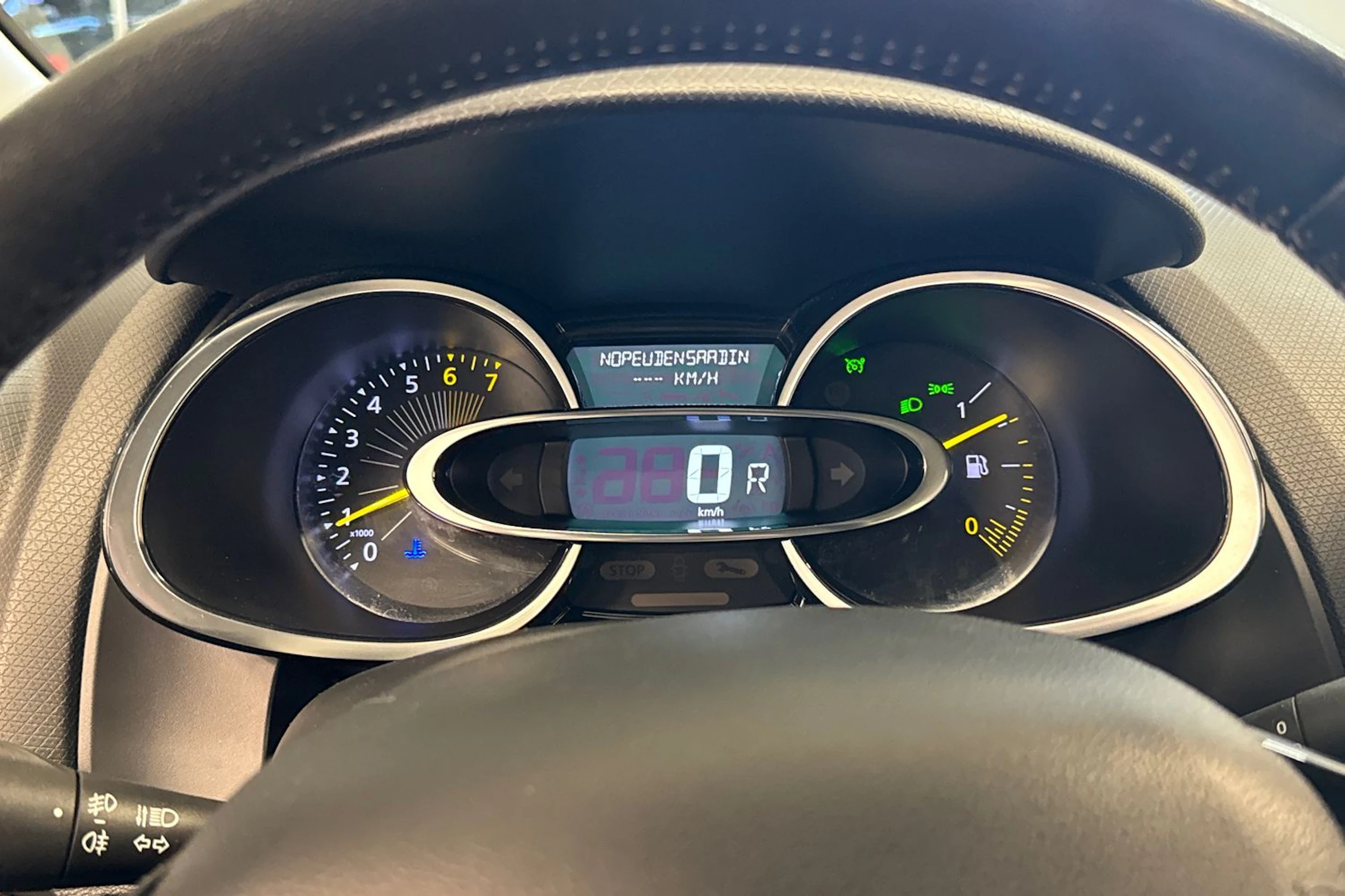 Valkoinen Renault CLIO 2015 kuva 14.