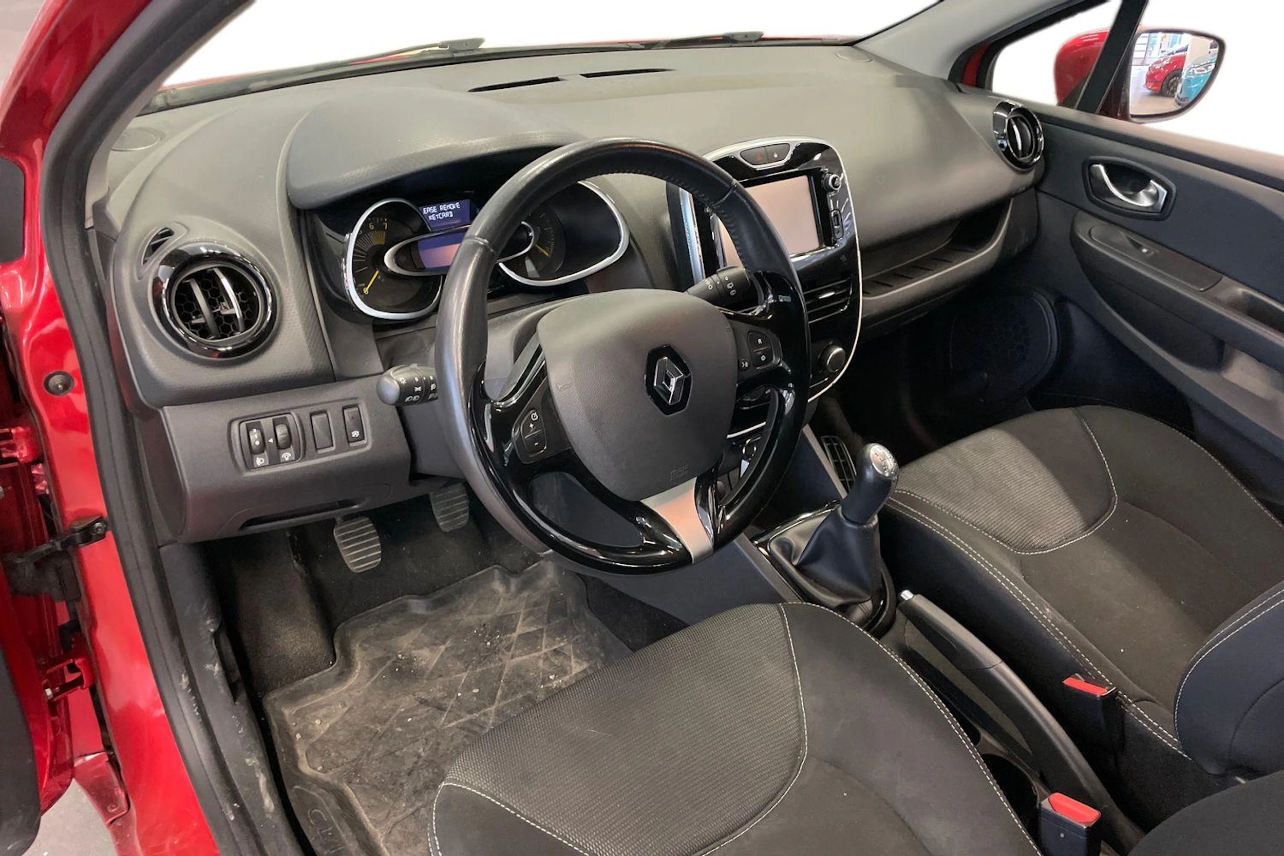 Punainen Renault CLIO 2015 kuva 3.