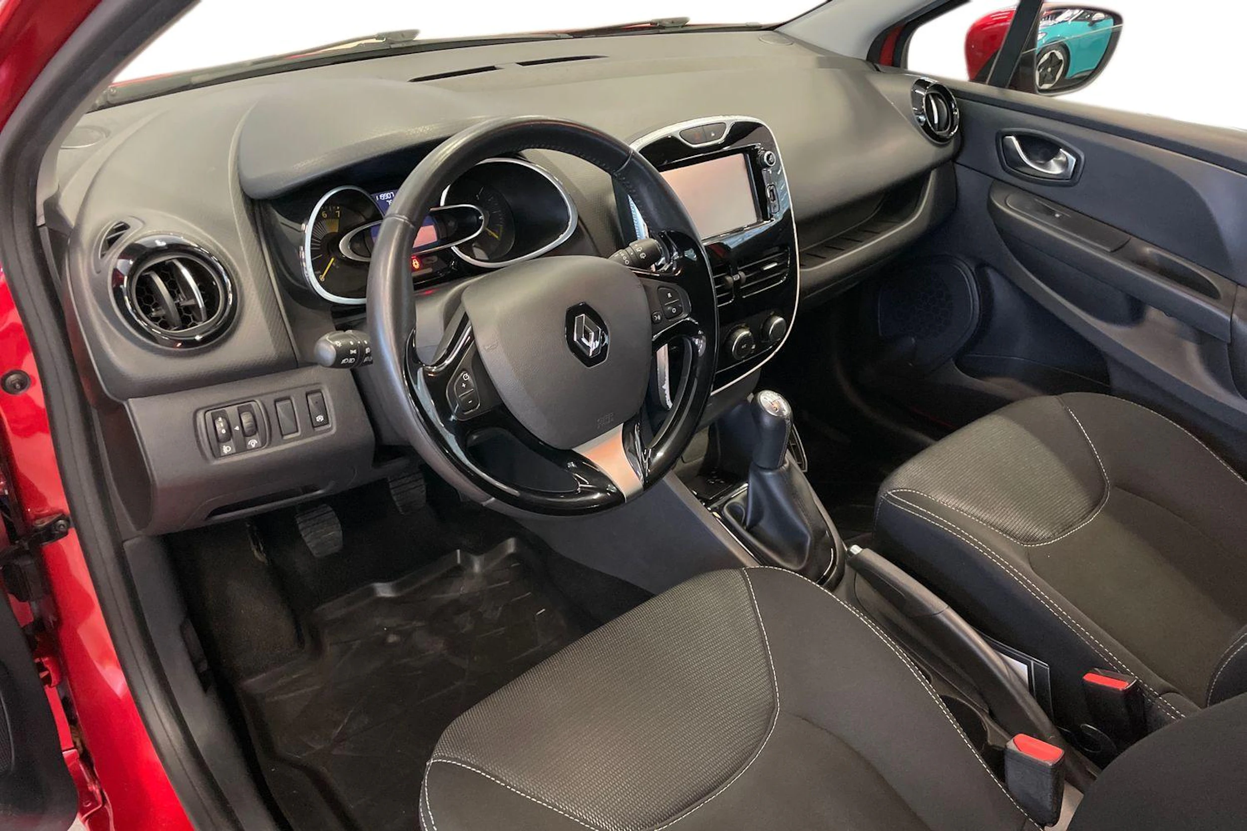 Punainen Renault CLIO 2015 kuva 6.