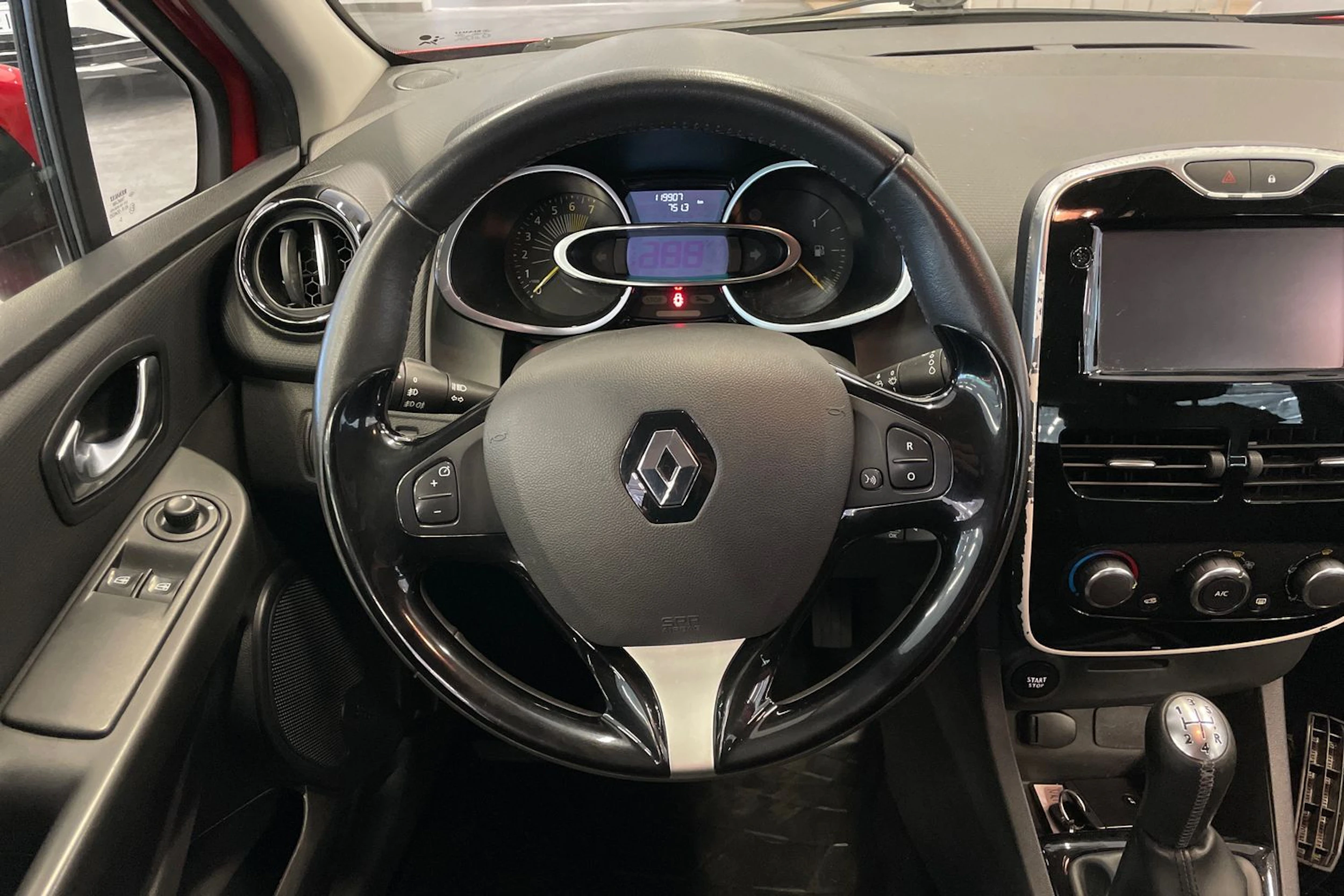 Punainen Renault CLIO 2015 kuva 11.