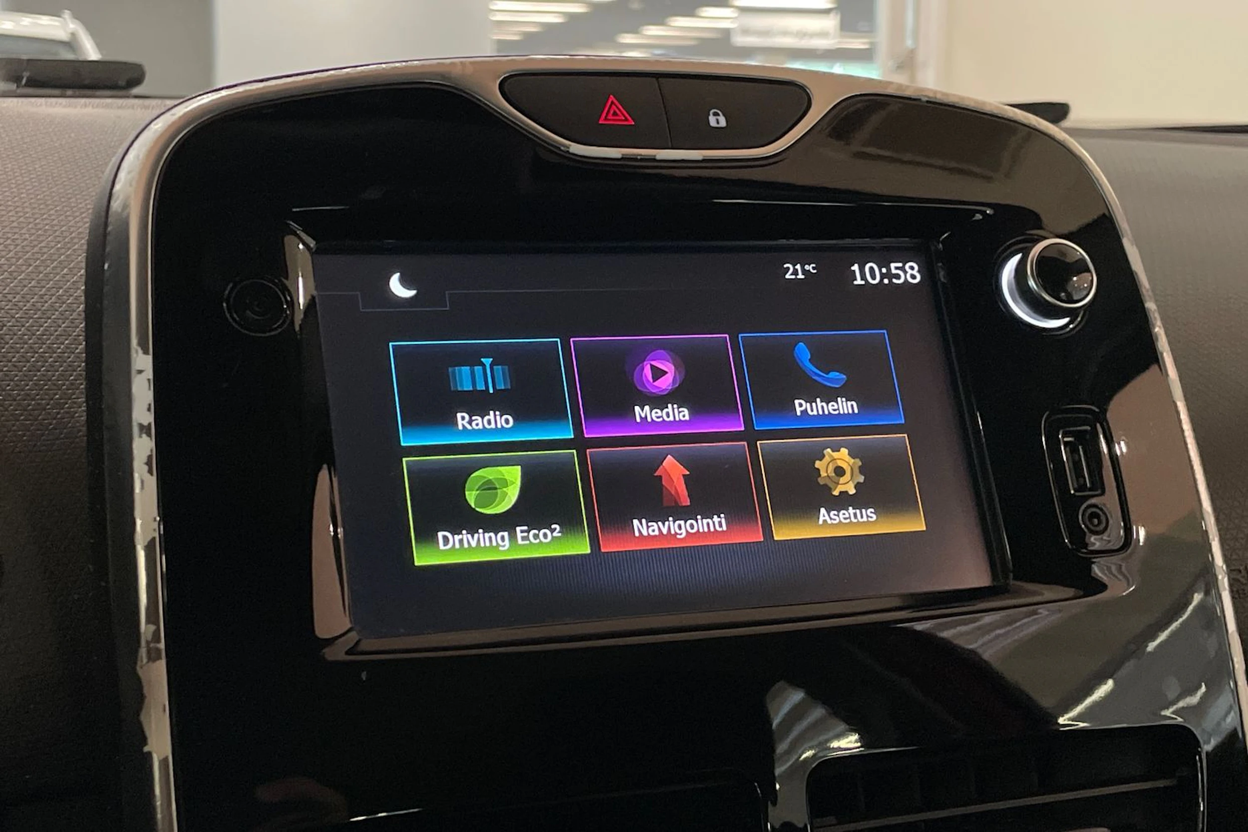 Punainen Renault CLIO 2015 kuva 15.