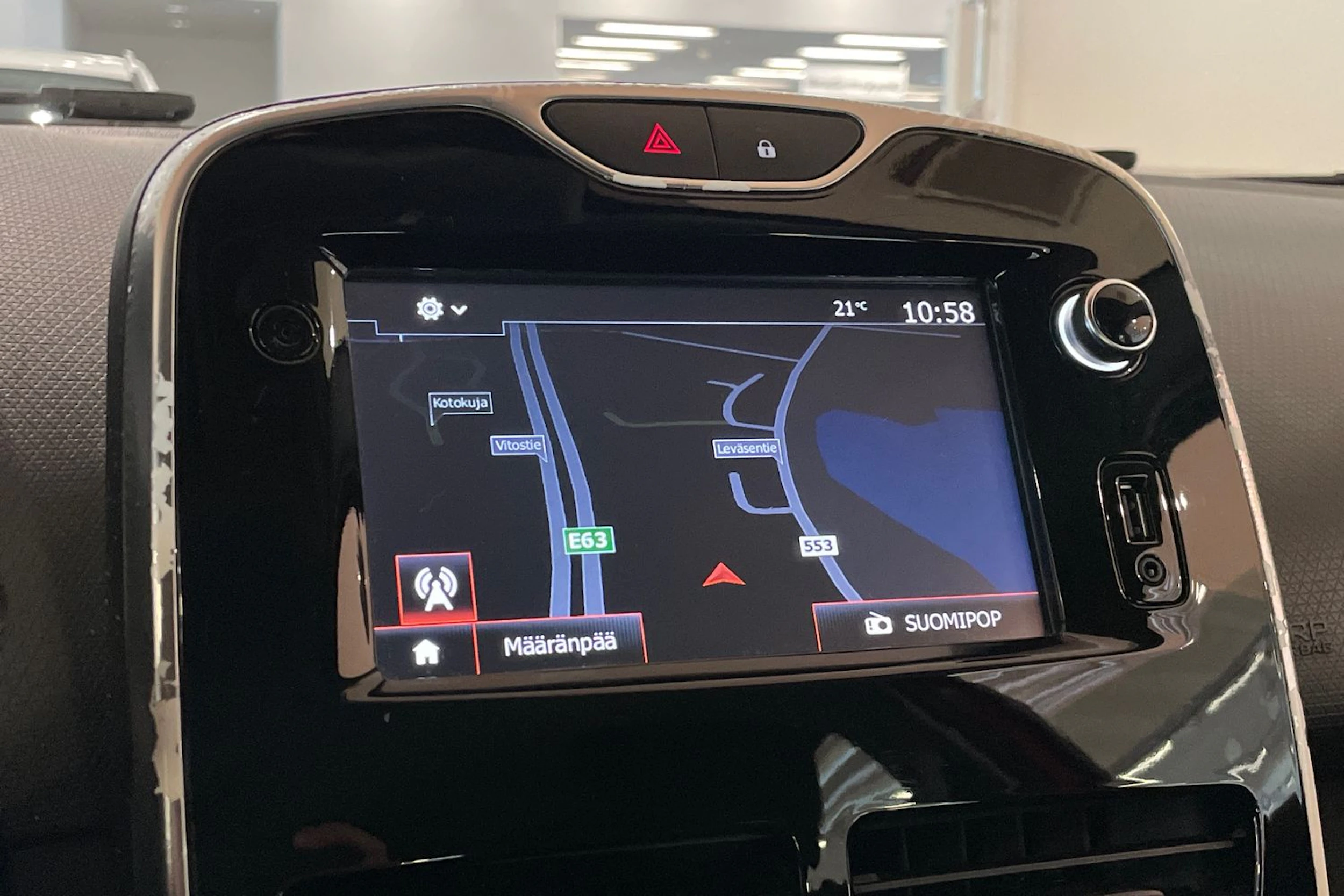 Punainen Renault CLIO 2015 kuva 16.