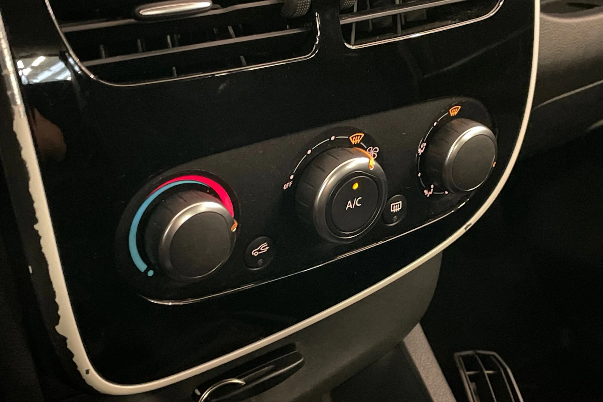 Punainen Renault CLIO 2015 kuva 18.