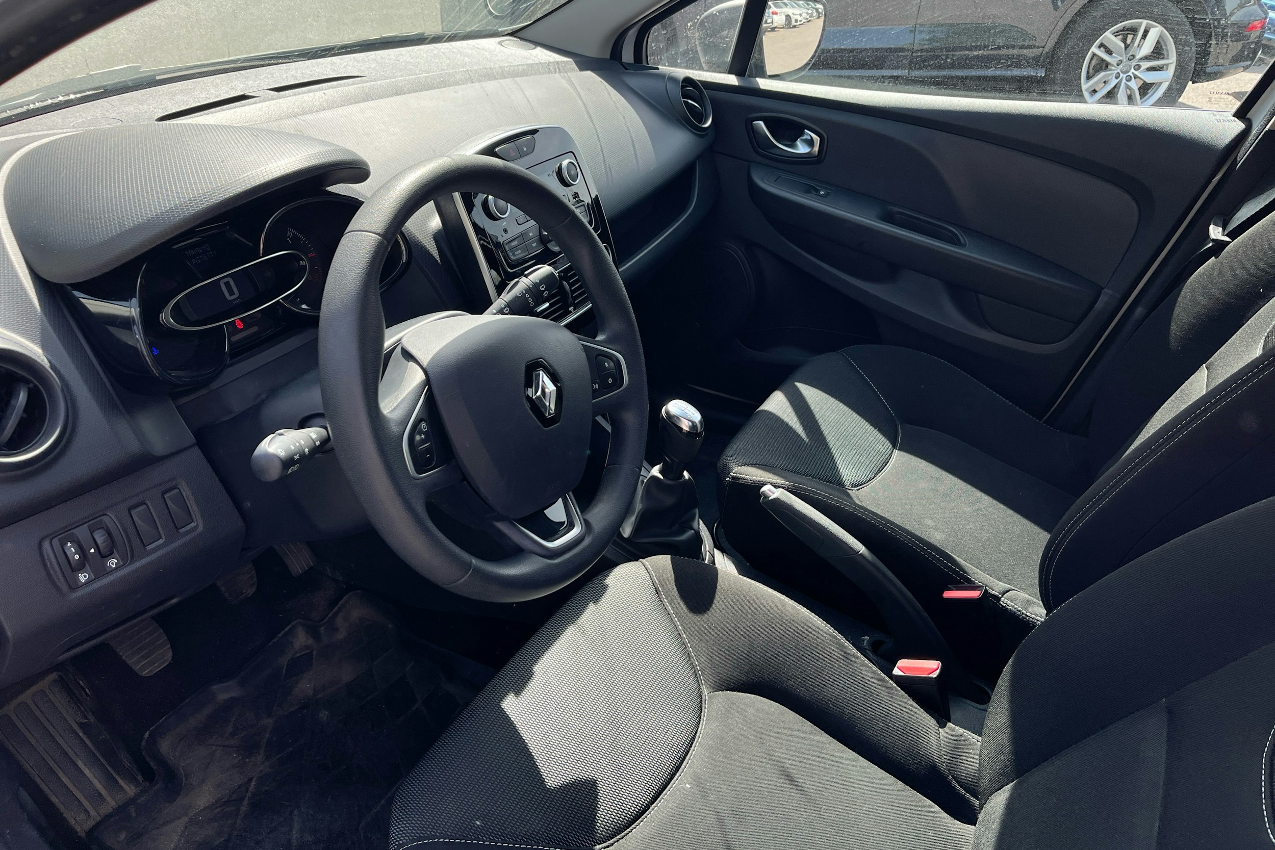 valkoinen Renault Clio 2016 kuva 3.