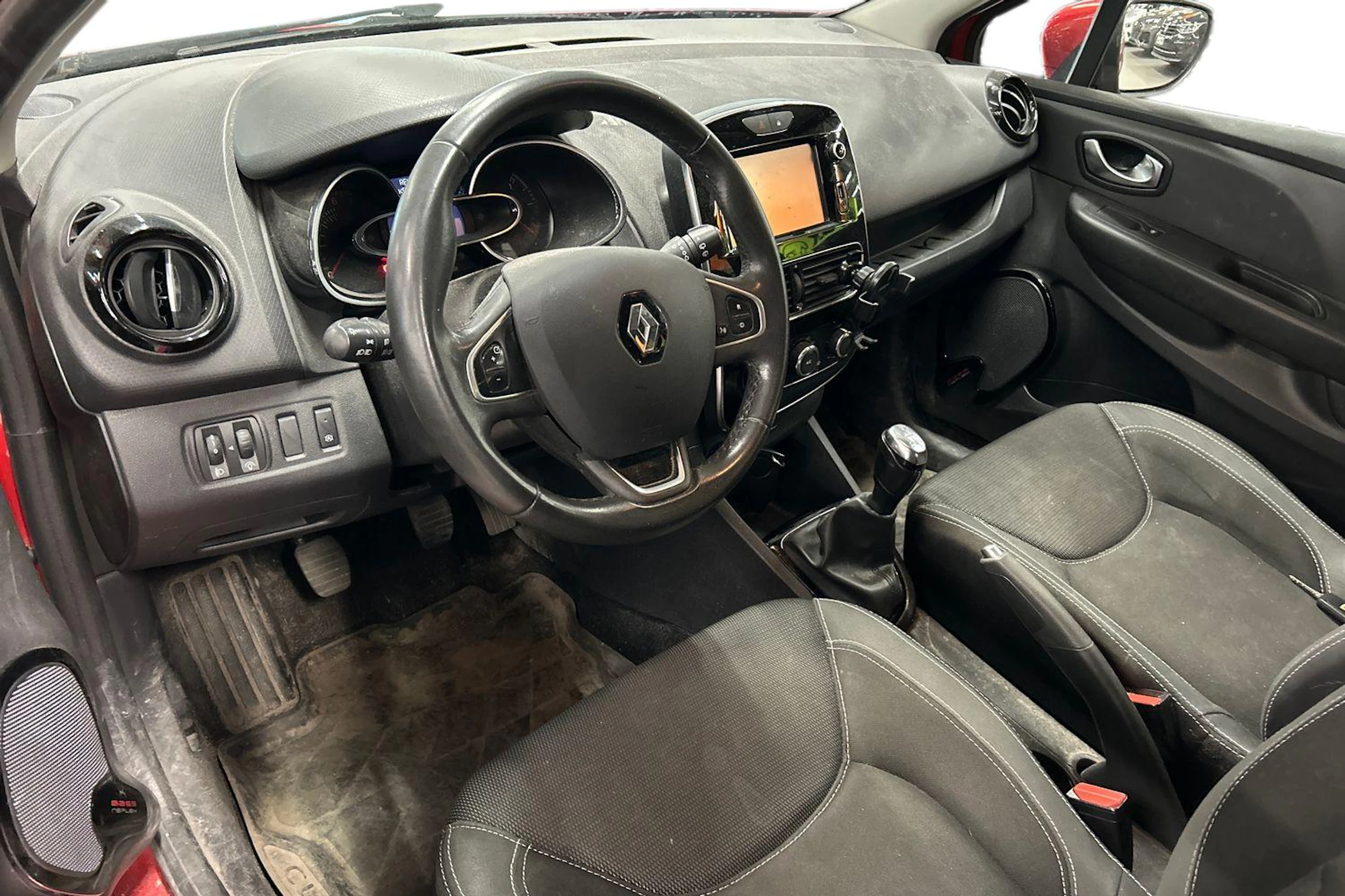punainen Renault Clio 2016 kuva 3.