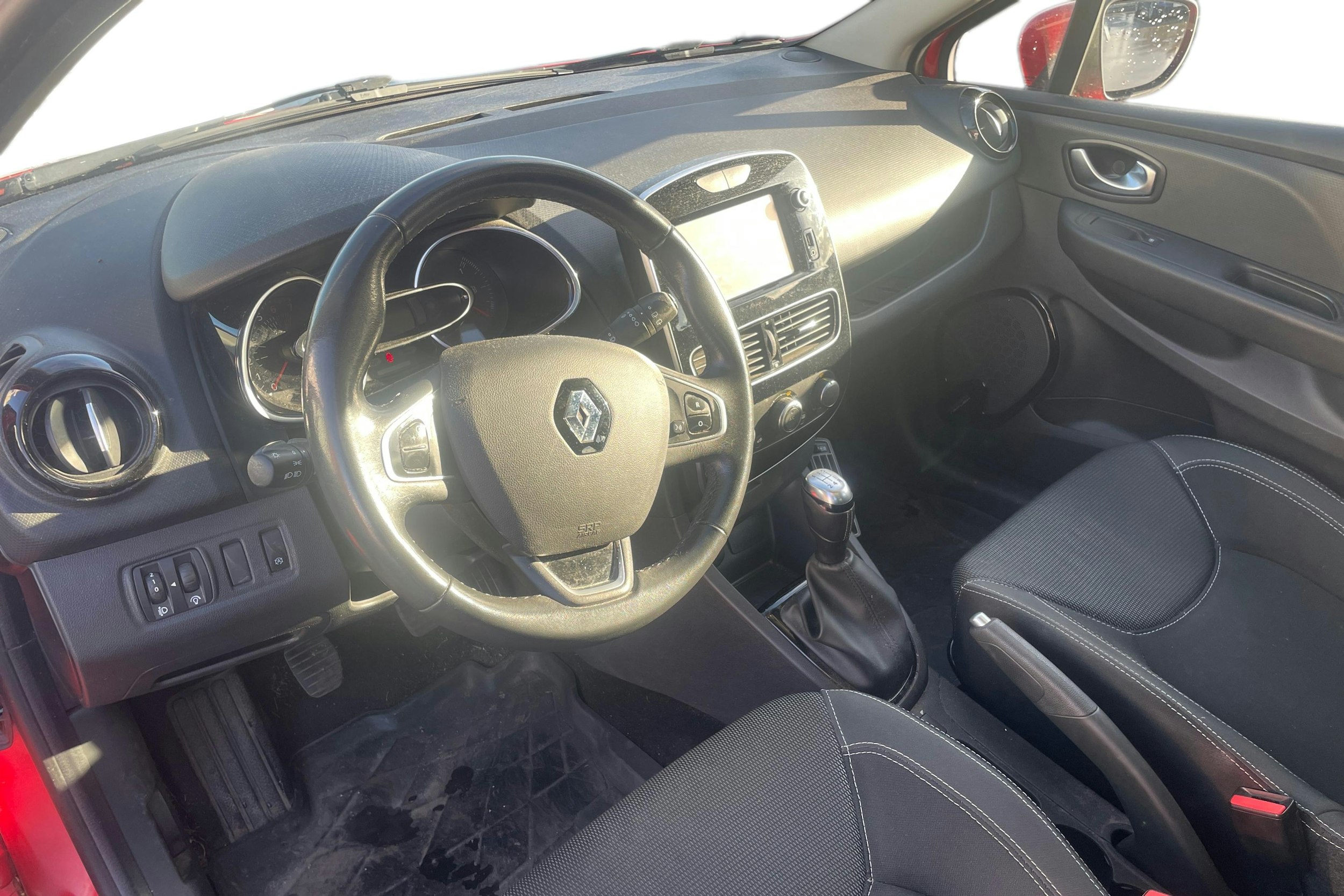 punainen Renault Clio 2017 kuva 3.