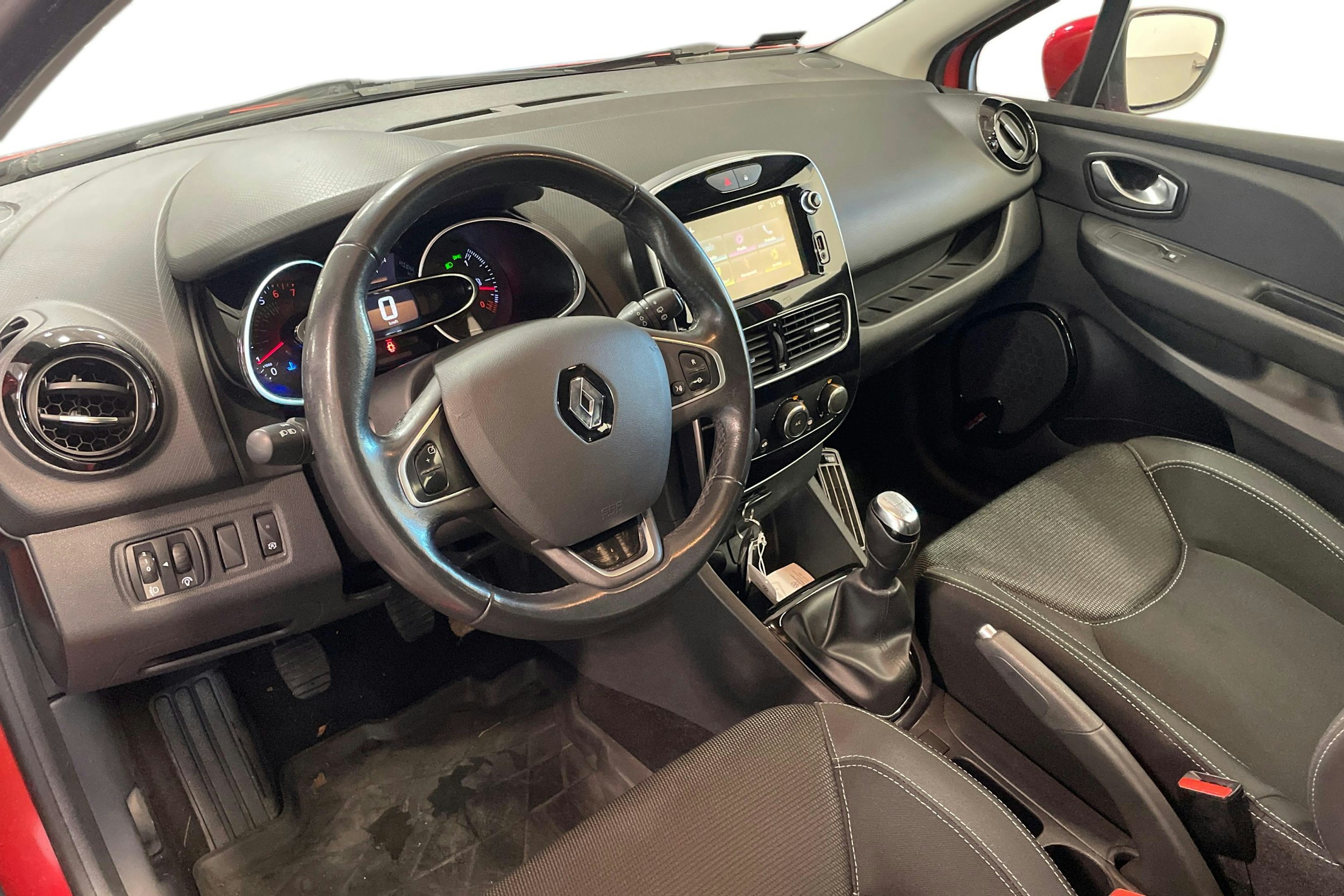 punainen Renault Clio 2017 kuva 6.