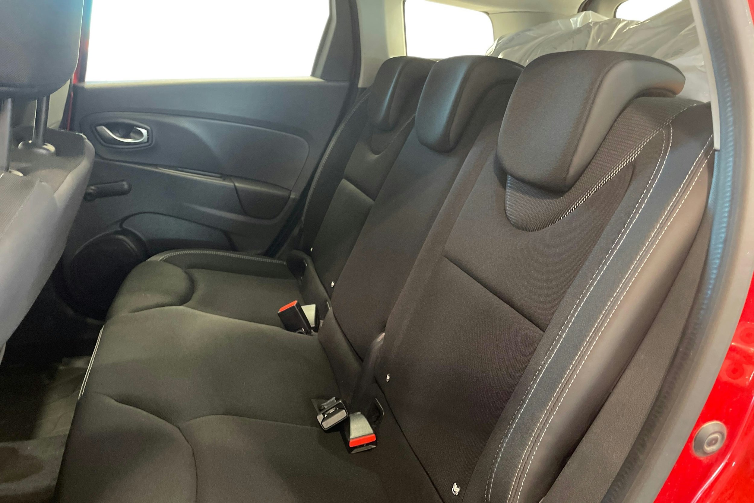punainen Renault Clio 2017 kuva 8.