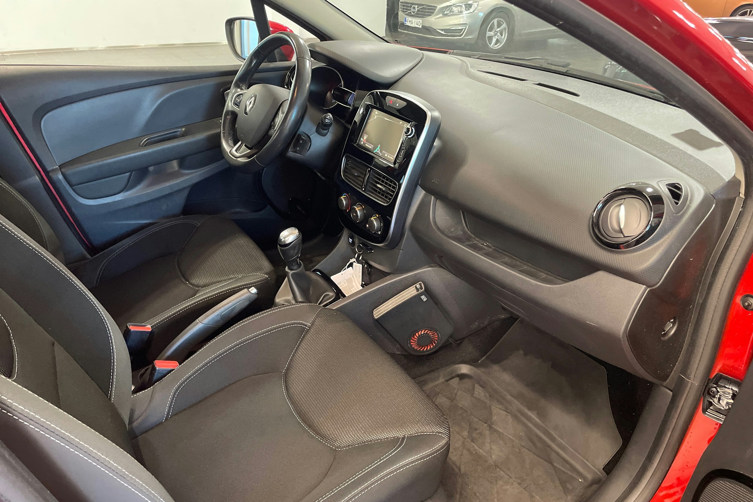 punainen Renault Clio 2017 kuva 15.