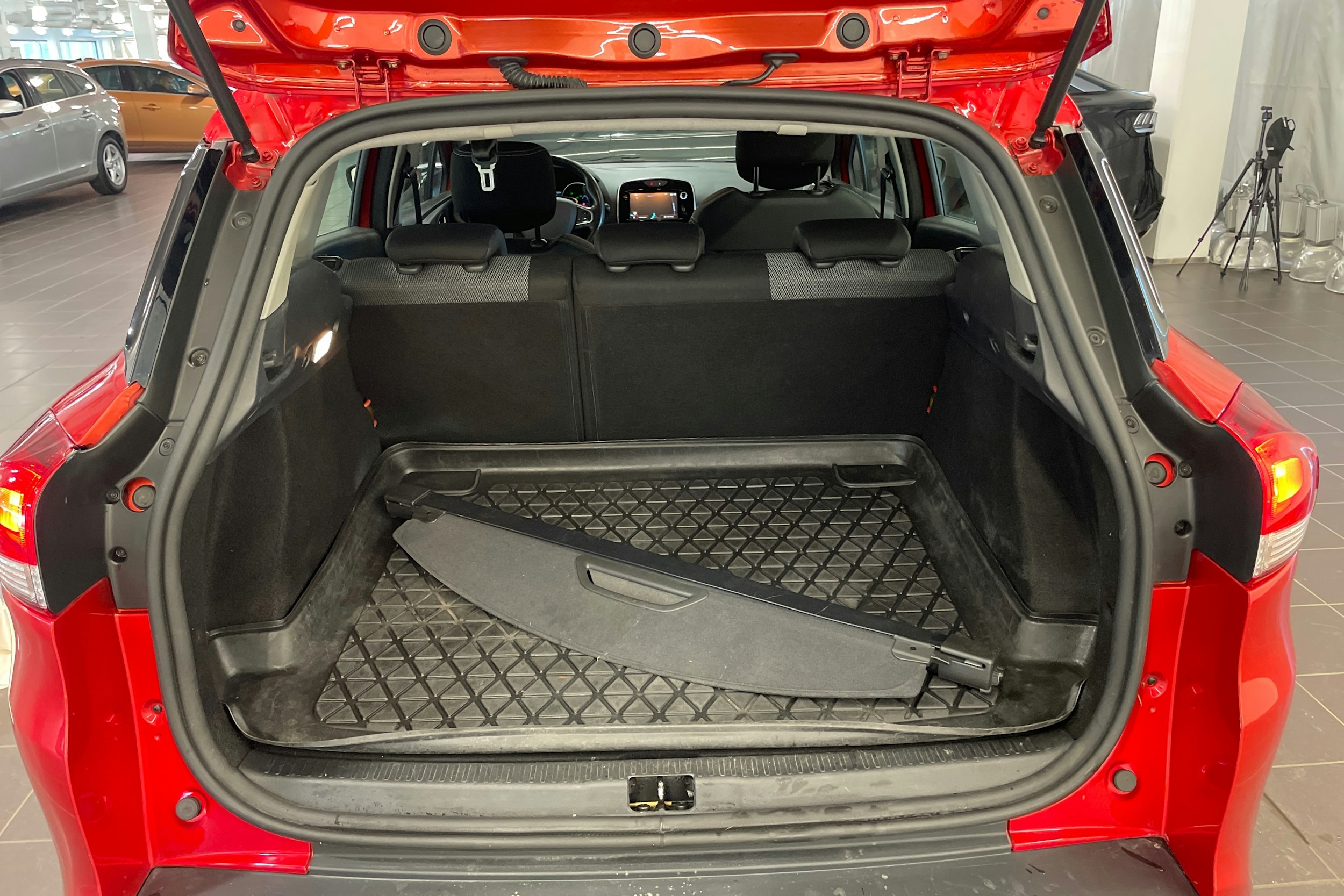 punainen Renault Clio 2017 kuva 16.