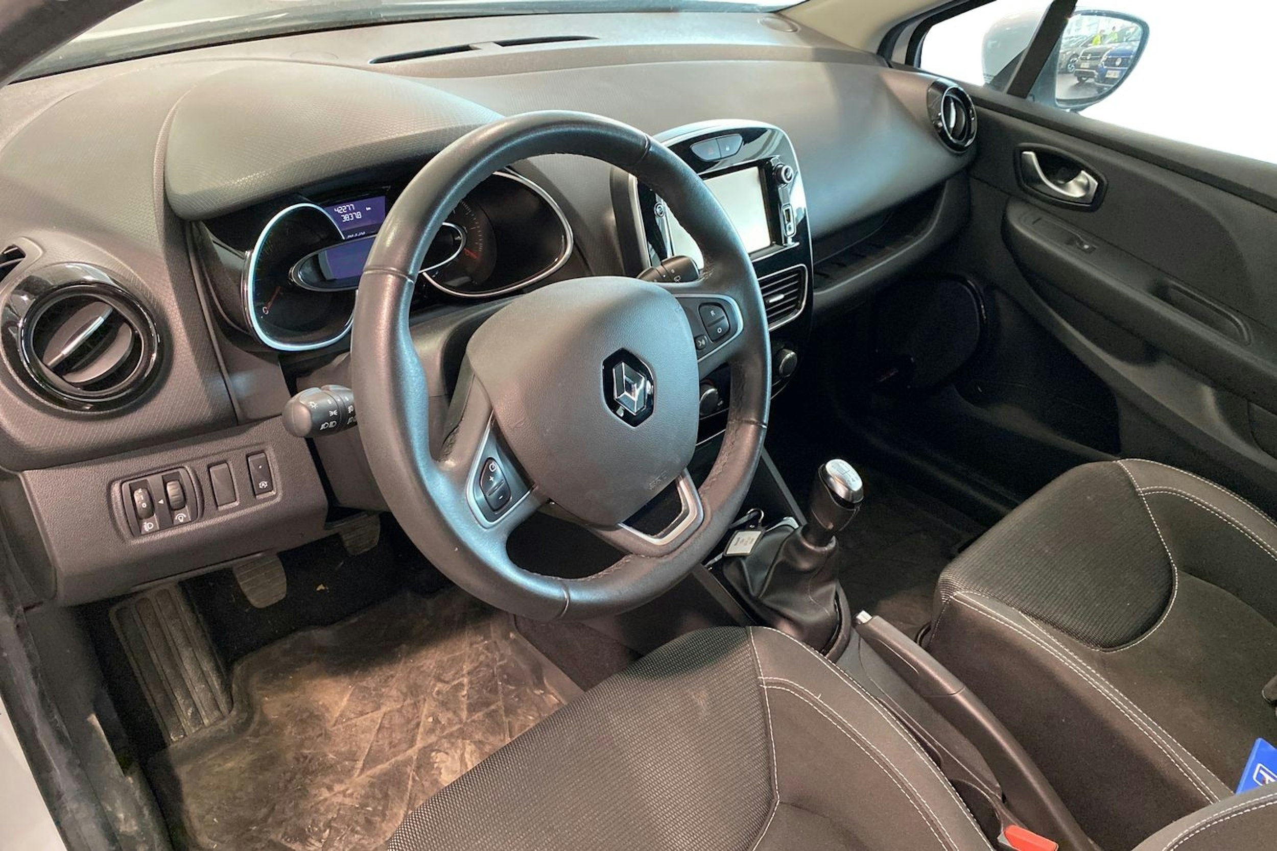 Valkoinen Renault CLIO 2017 kuva 3.