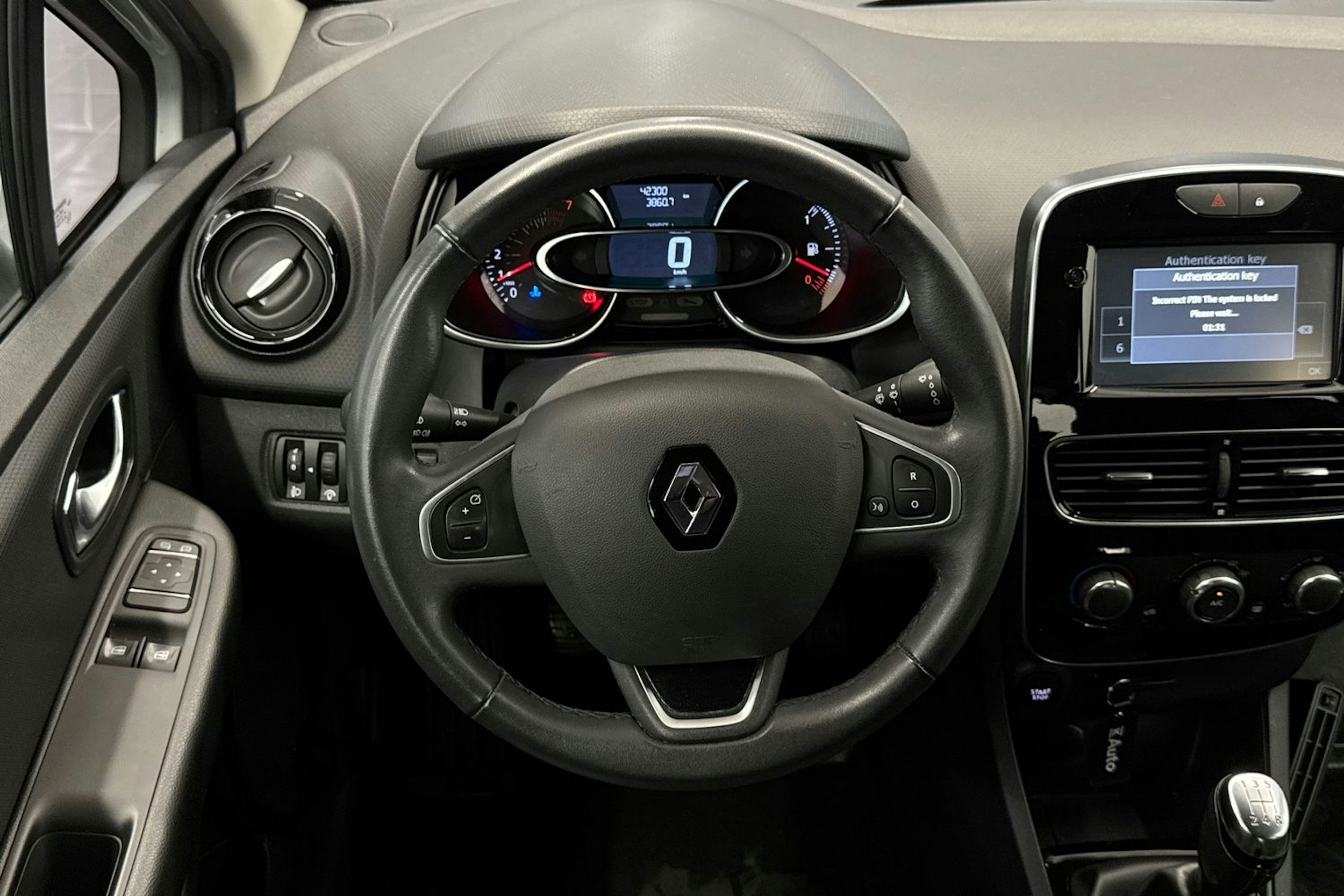 Valkoinen Renault CLIO 2017 kuva 15.