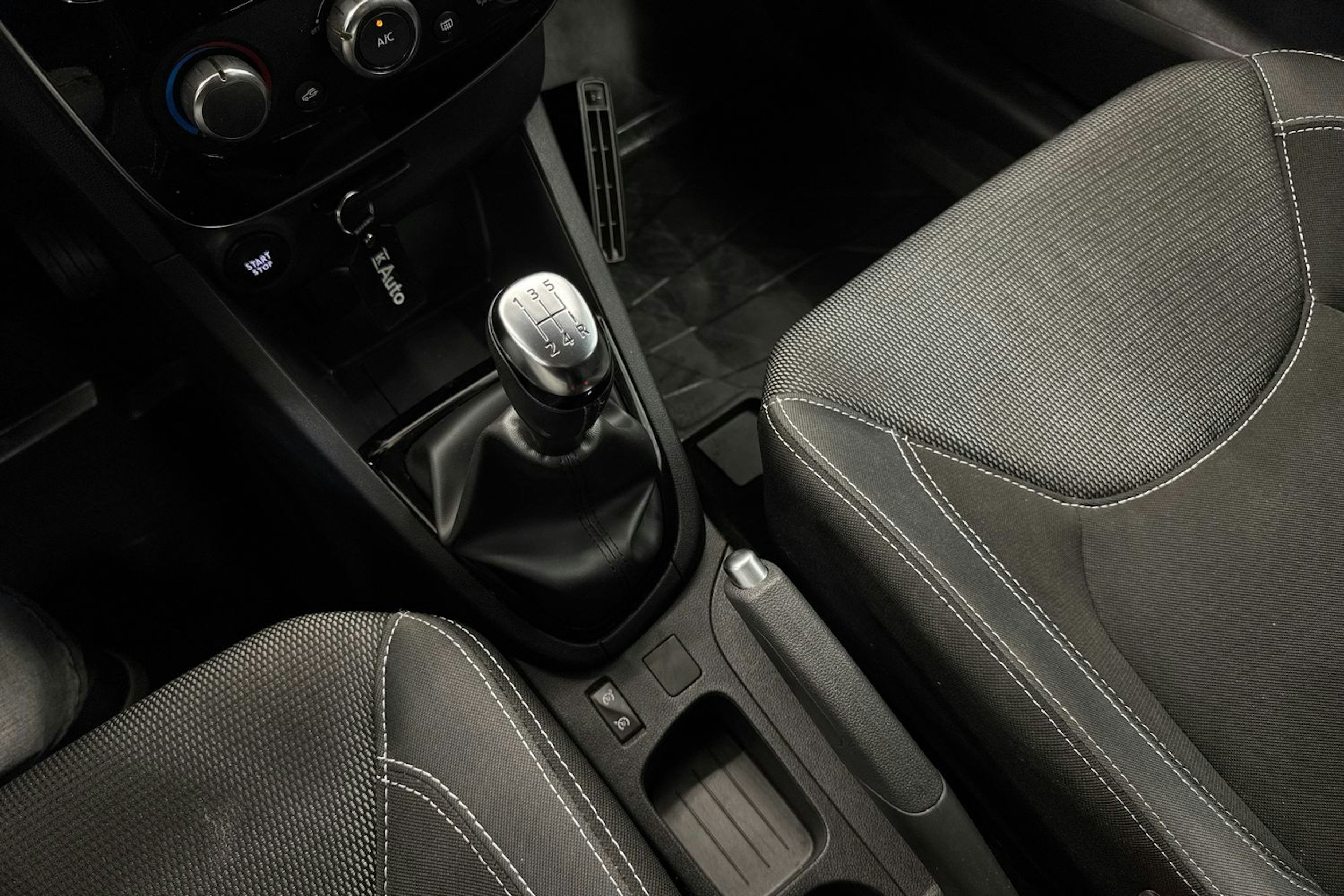 Valkoinen Renault CLIO 2017 kuva 22.