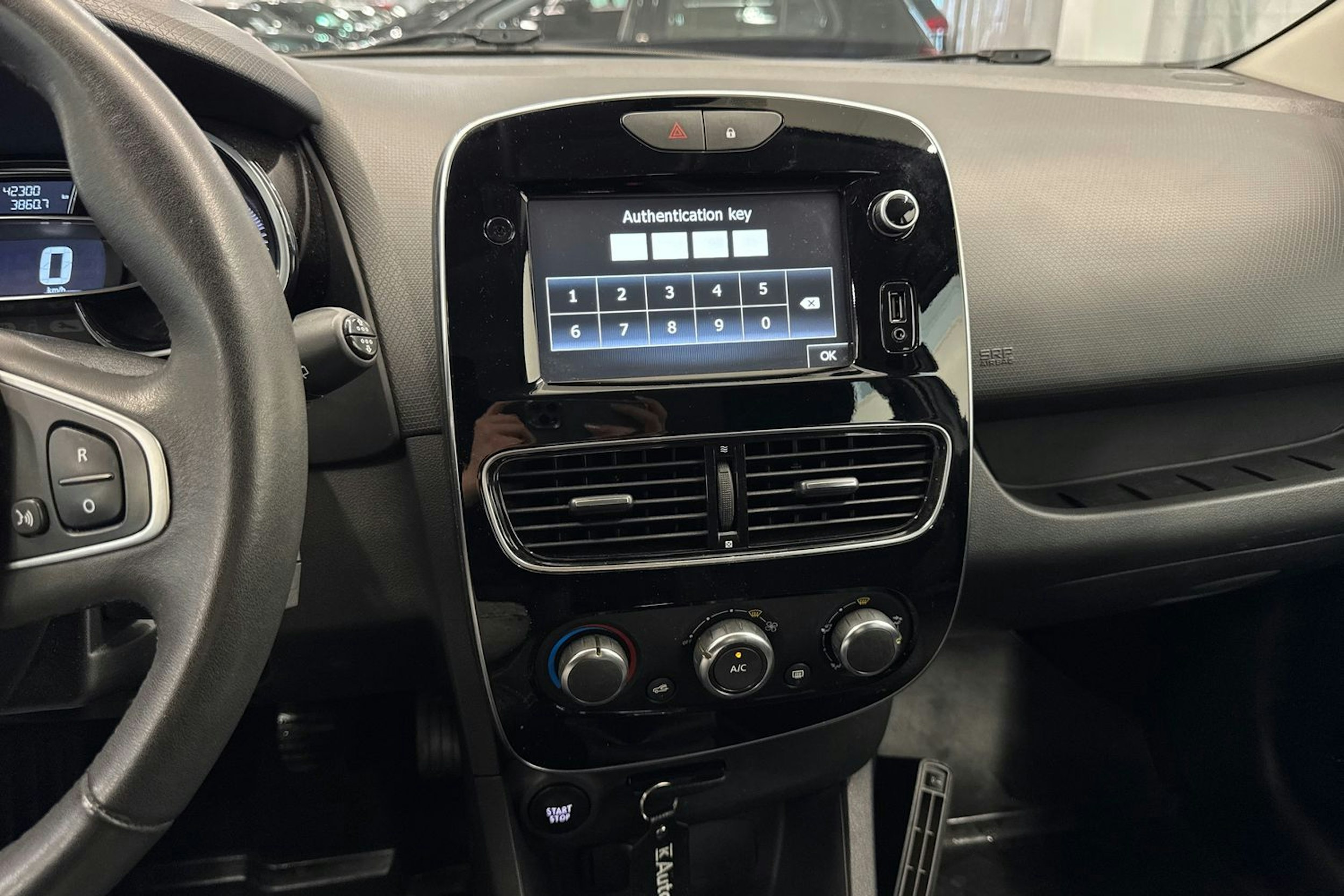 Valkoinen Renault CLIO 2017 kuva 23.