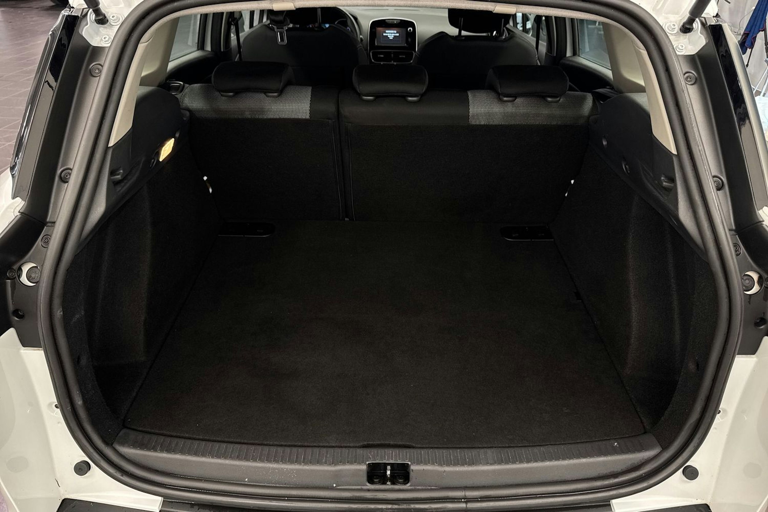 Valkoinen Renault CLIO 2017 kuva 26.