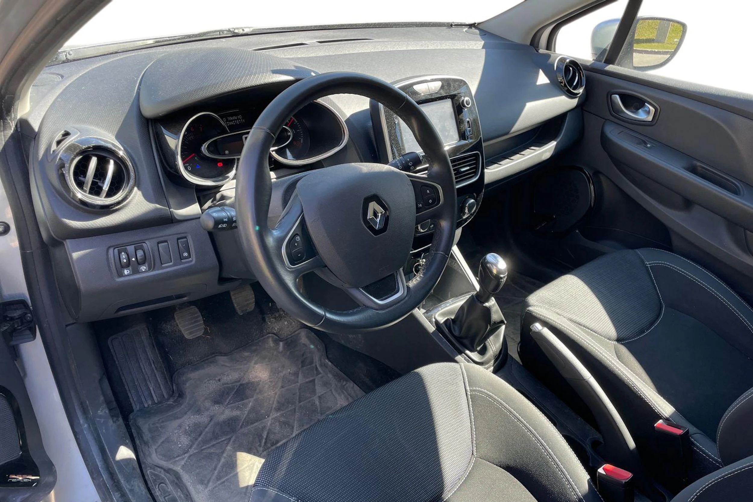 Harmaa Renault CLIO 2017 kuva 3.