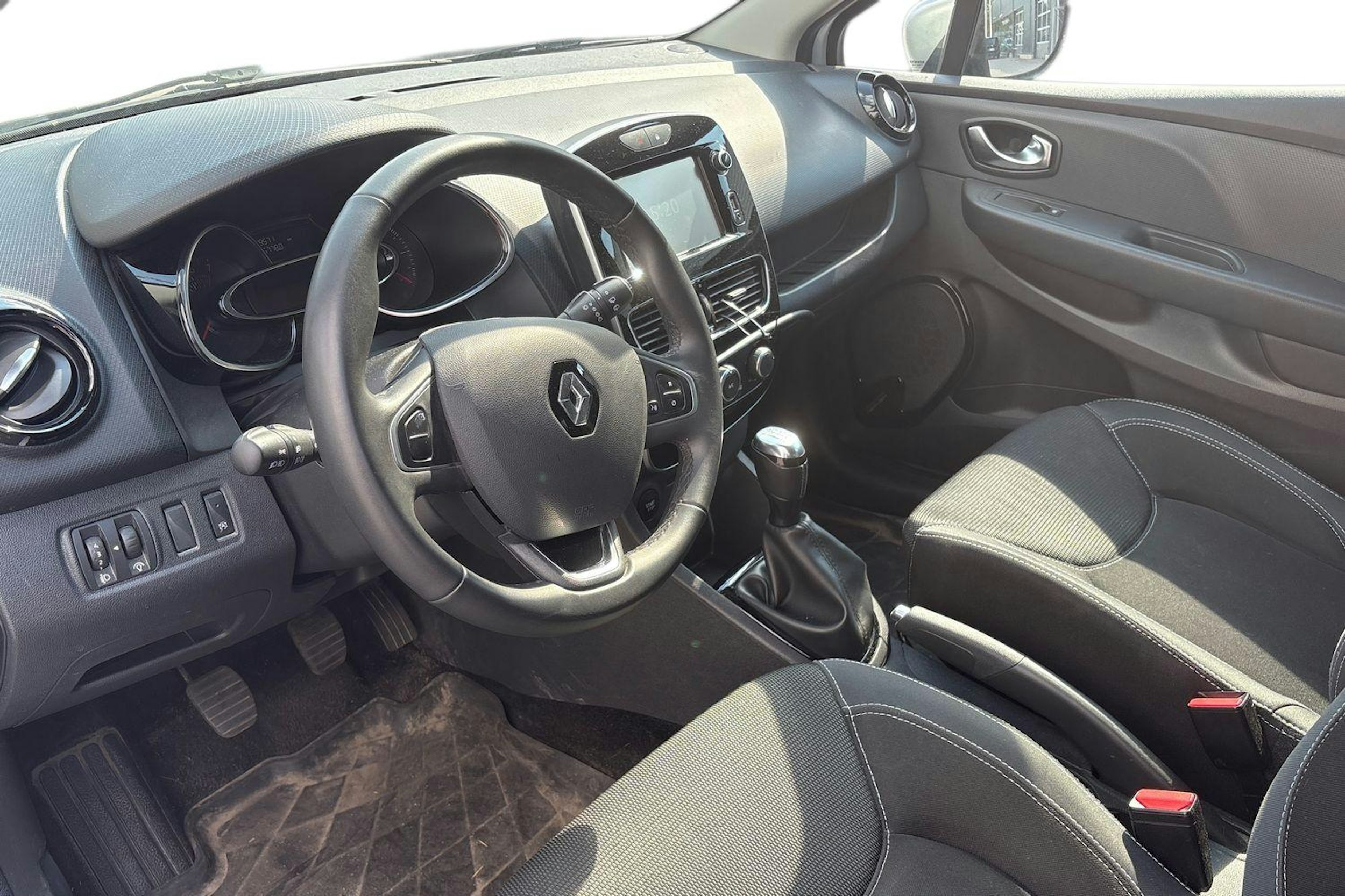 harmaa Renault Clio 2017 kuva 3.