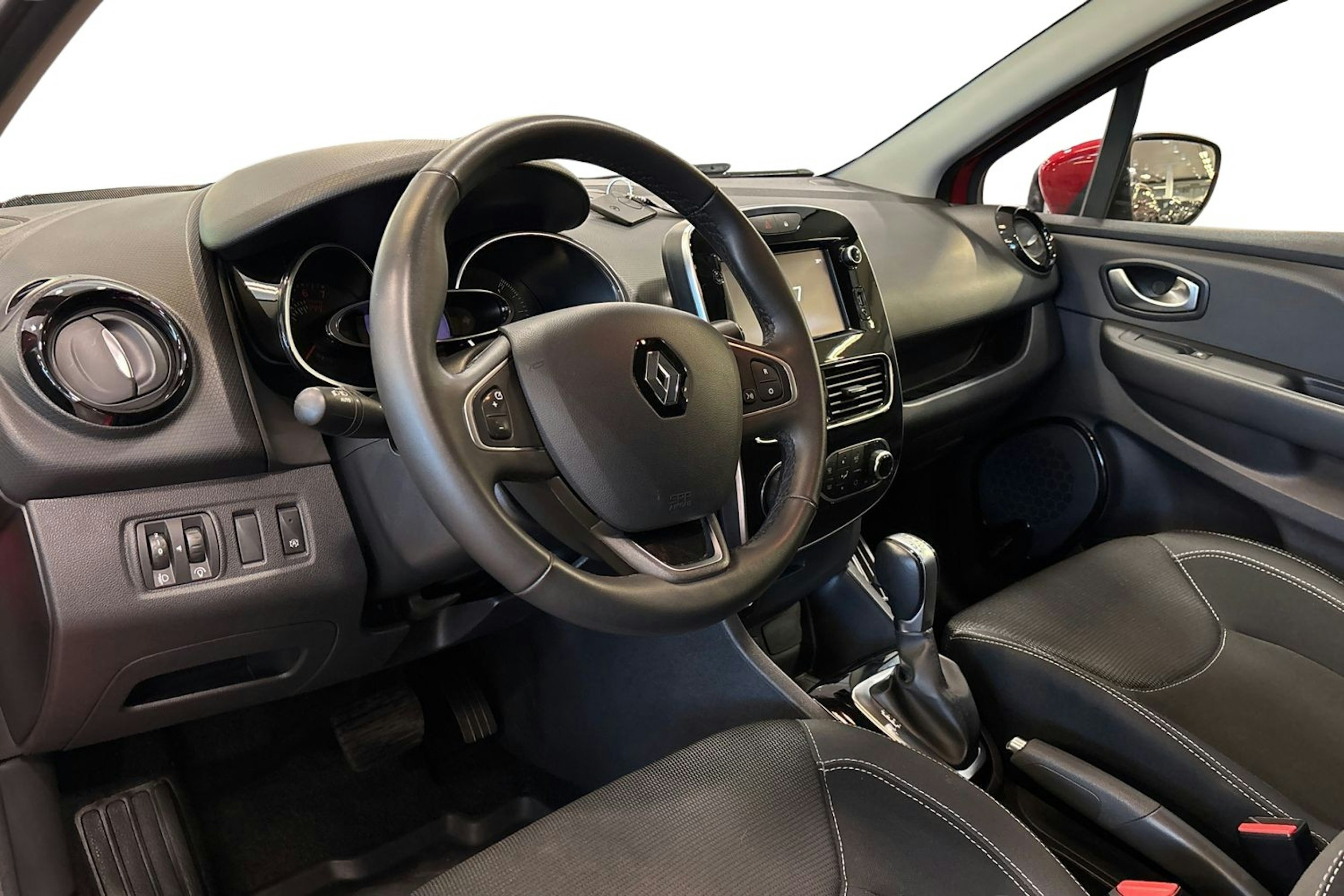 Punainen Renault CLIO 2017 kuva 7.
