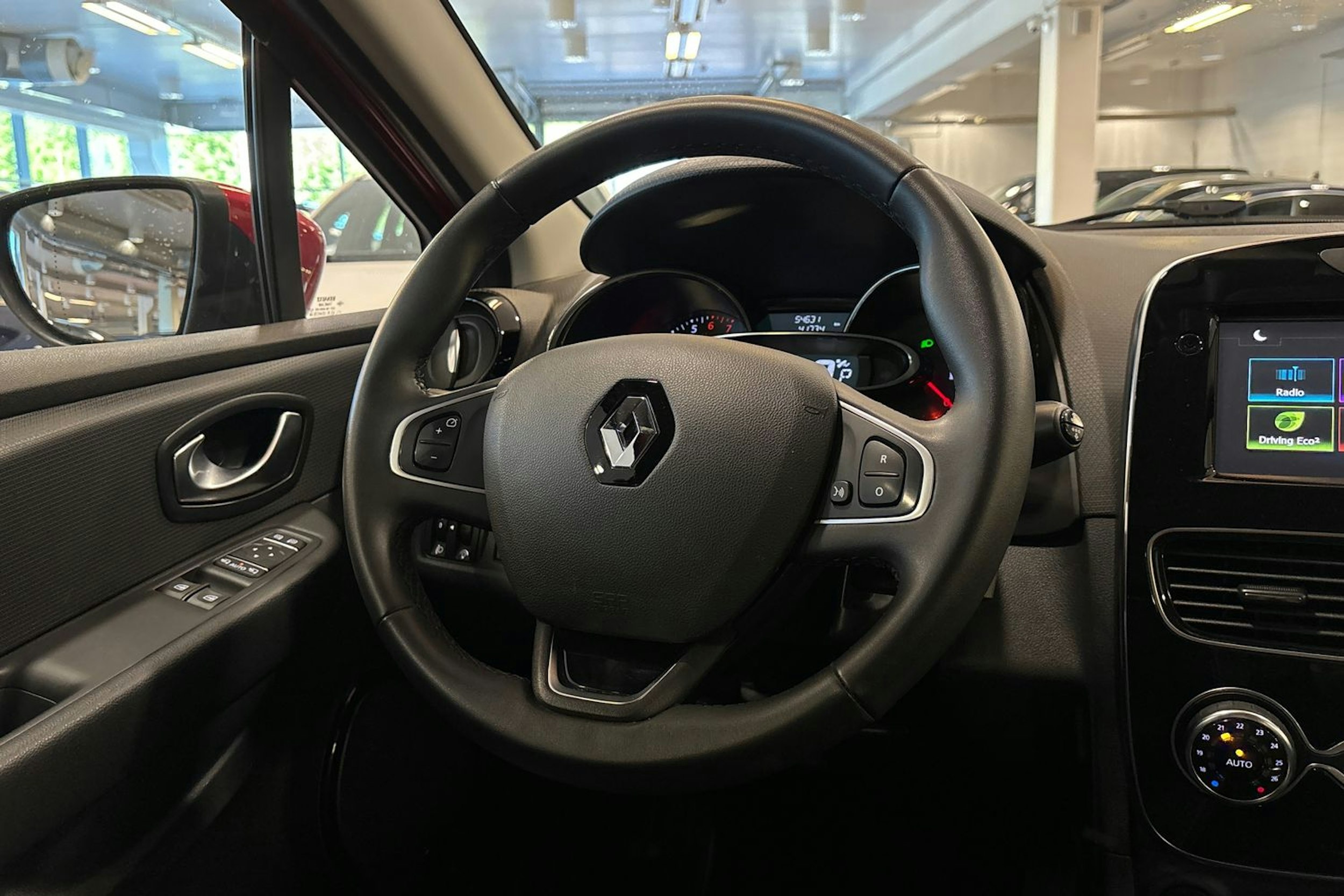 Punainen Renault CLIO 2017 kuva 14.