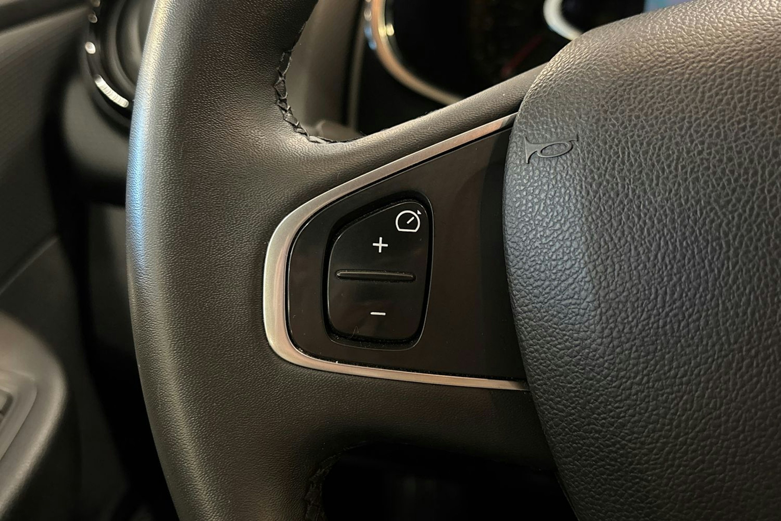 Punainen Renault CLIO 2017 kuva 15.