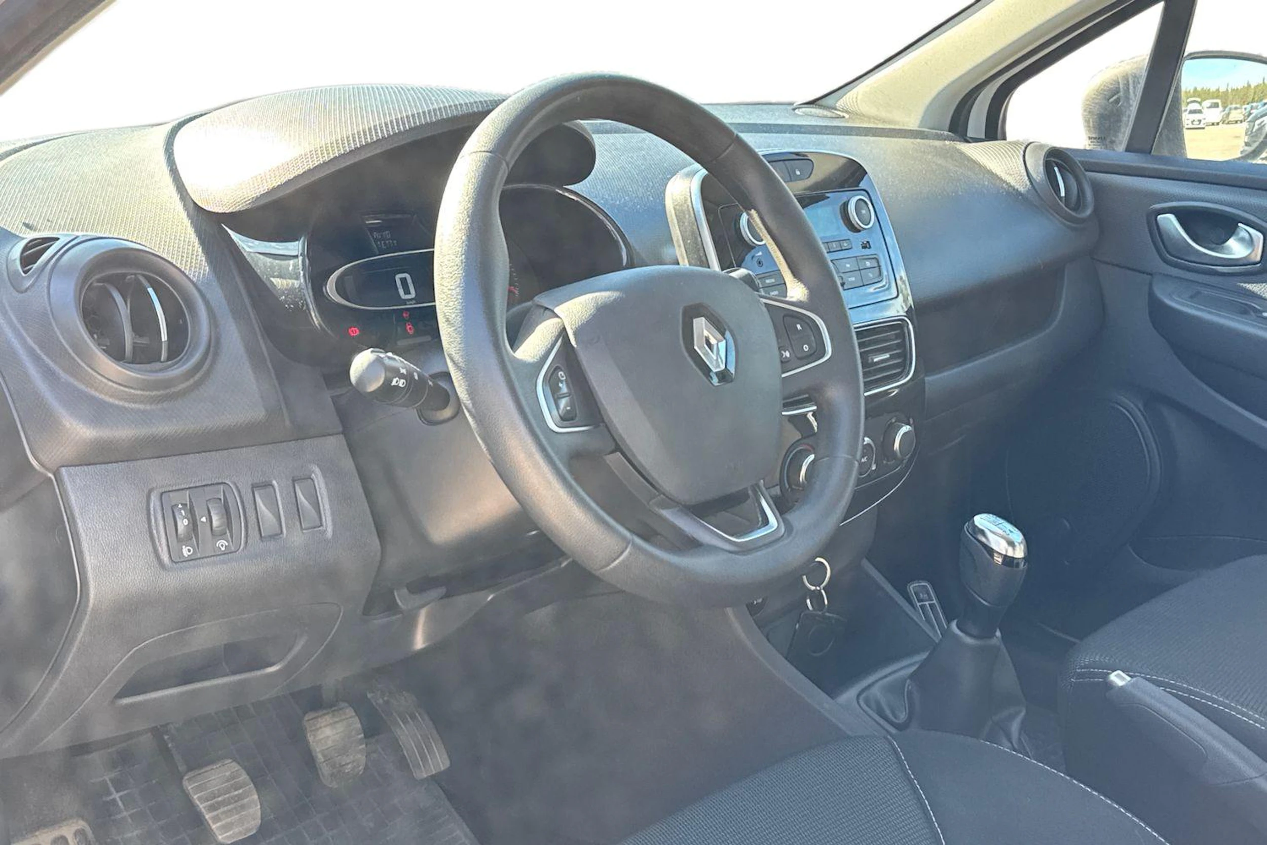 valkoinen Renault Clio 2017 kuva 3.