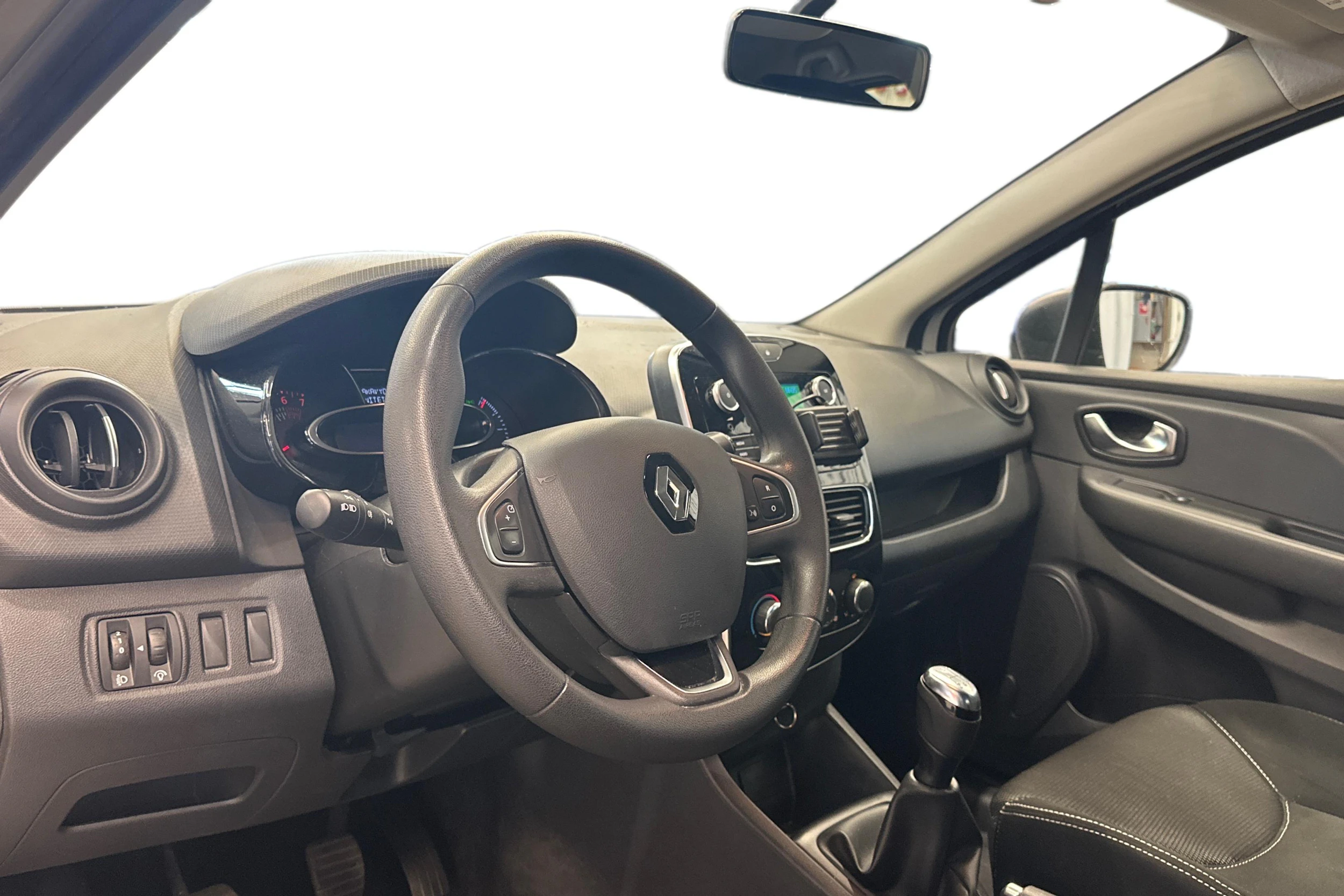 harmaa Renault Clio 2017 kuva 3.