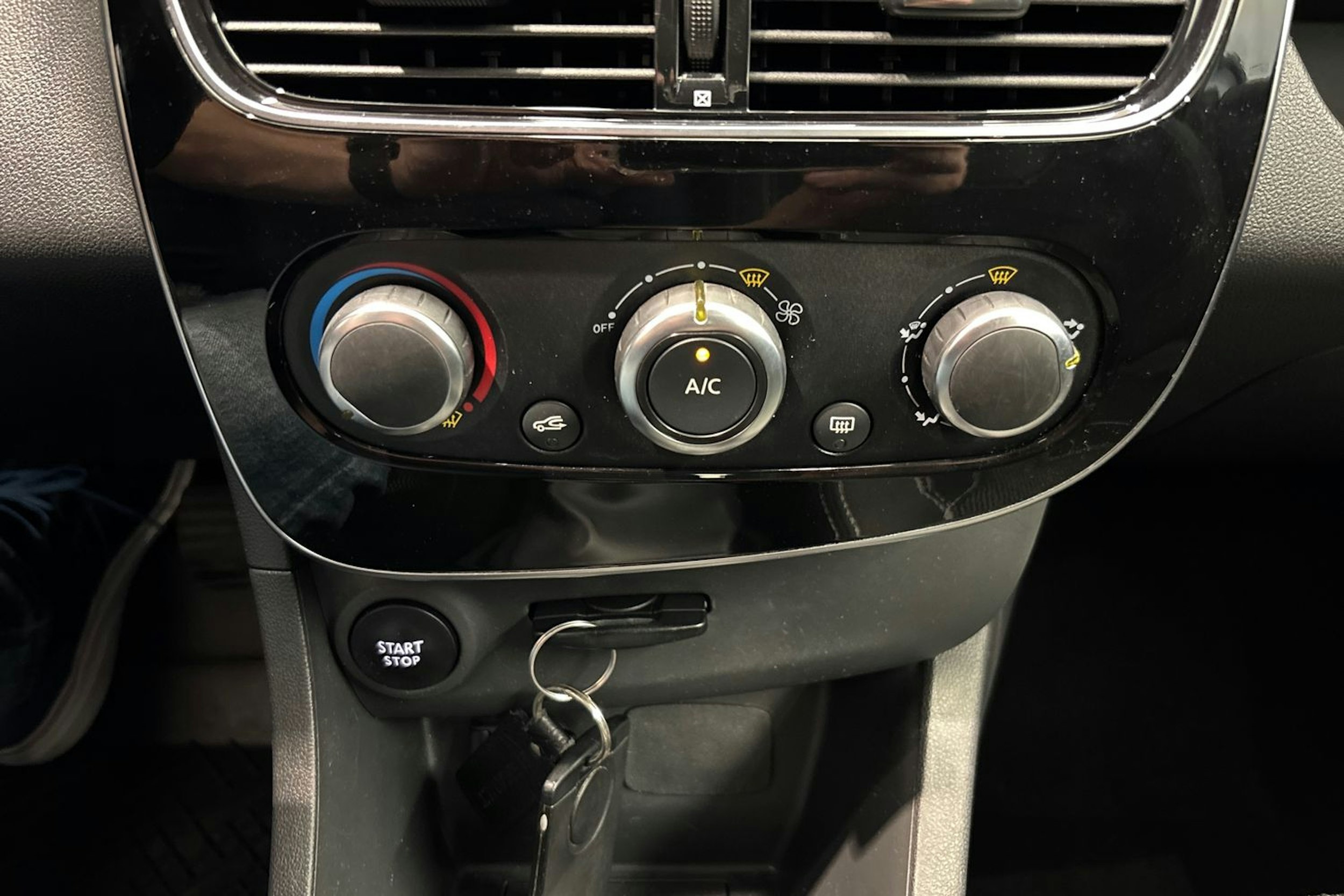 Valkoinen Renault CLIO 2017 kuva 19.