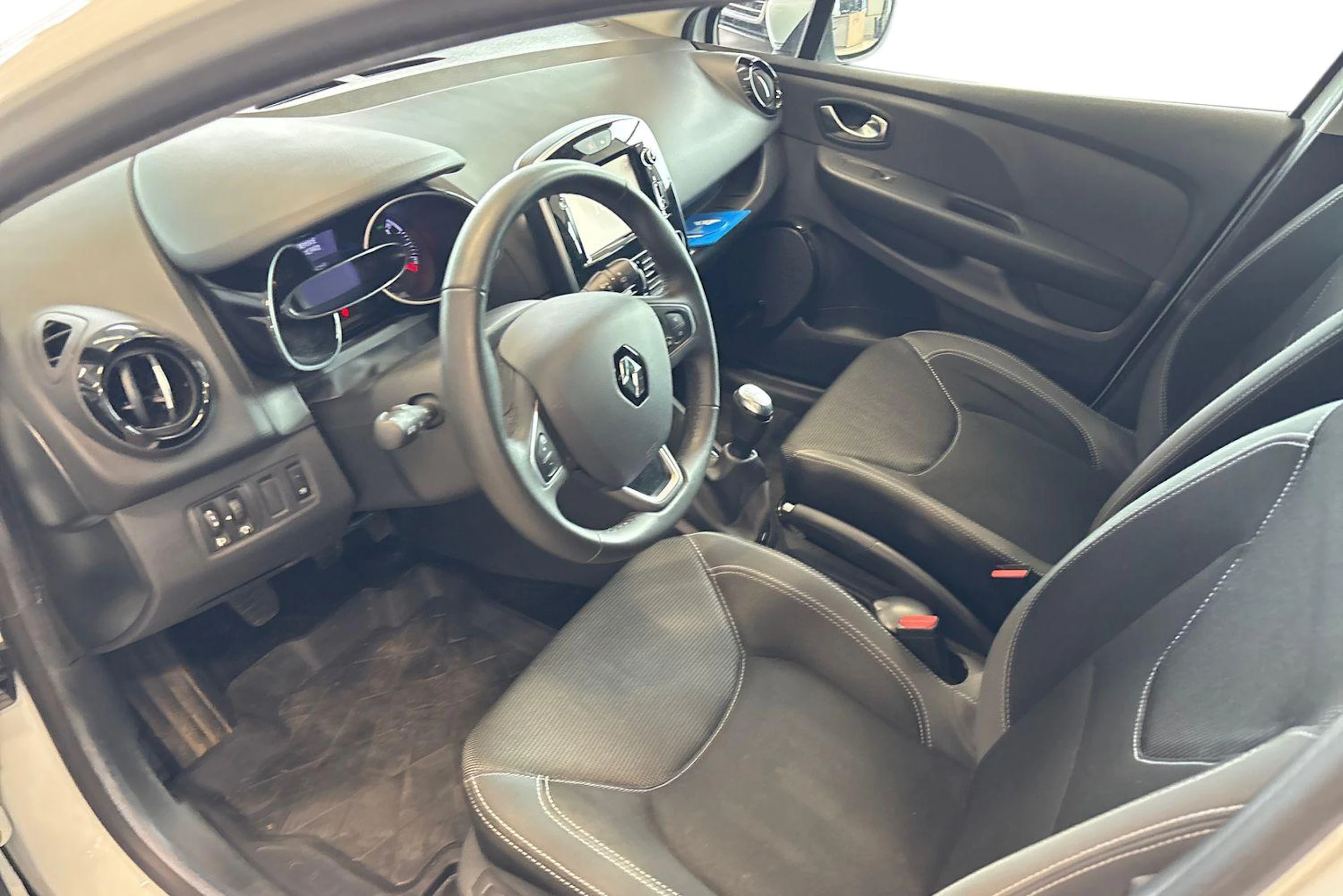 valkoinen Renault Clio 2018 kuva 3.