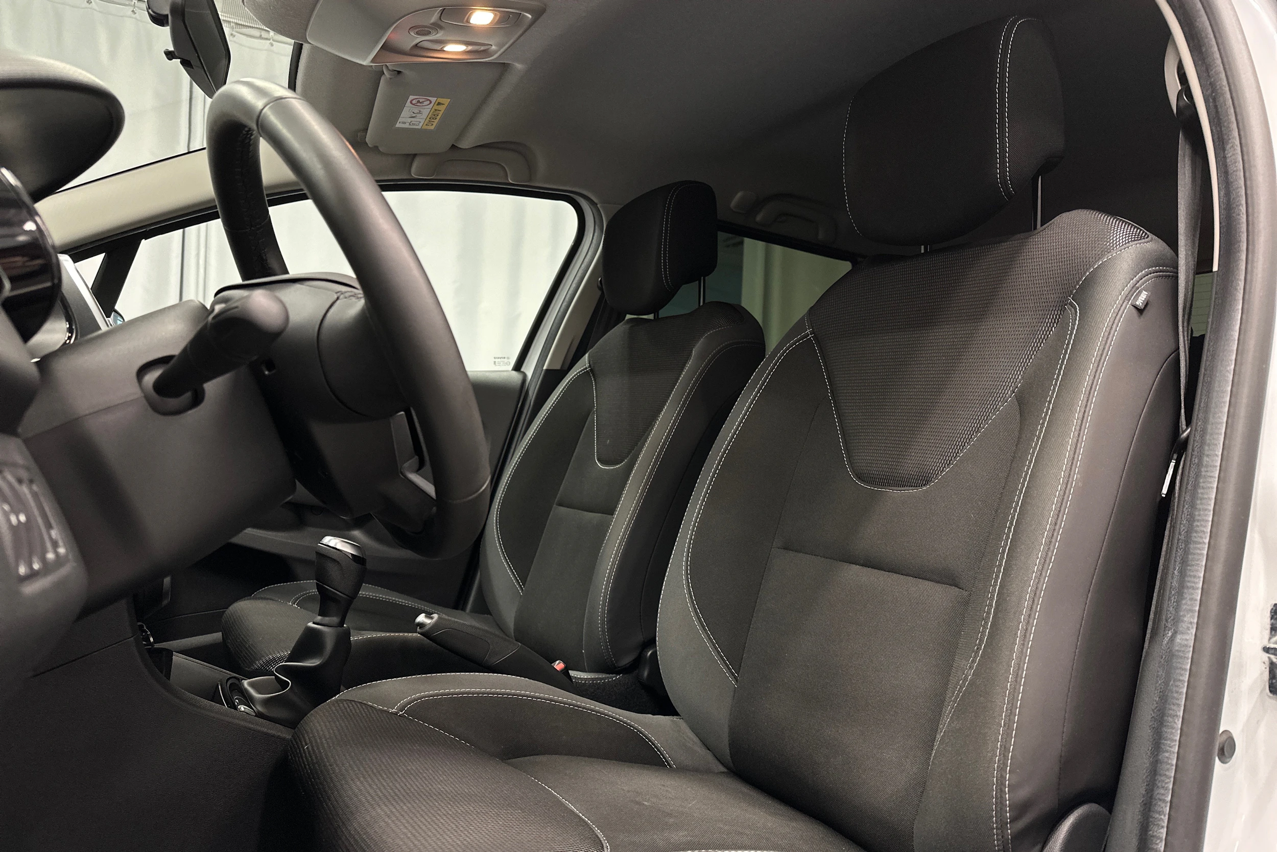 valkoinen Renault Clio 2018 kuva 17.