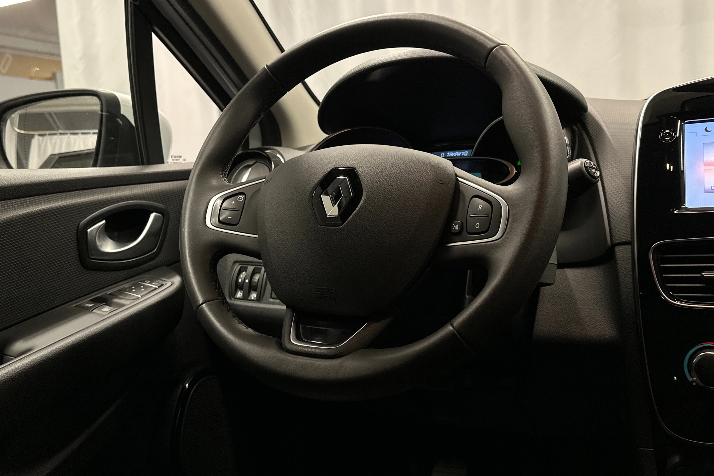 valkoinen Renault Clio 2018 kuva 19.