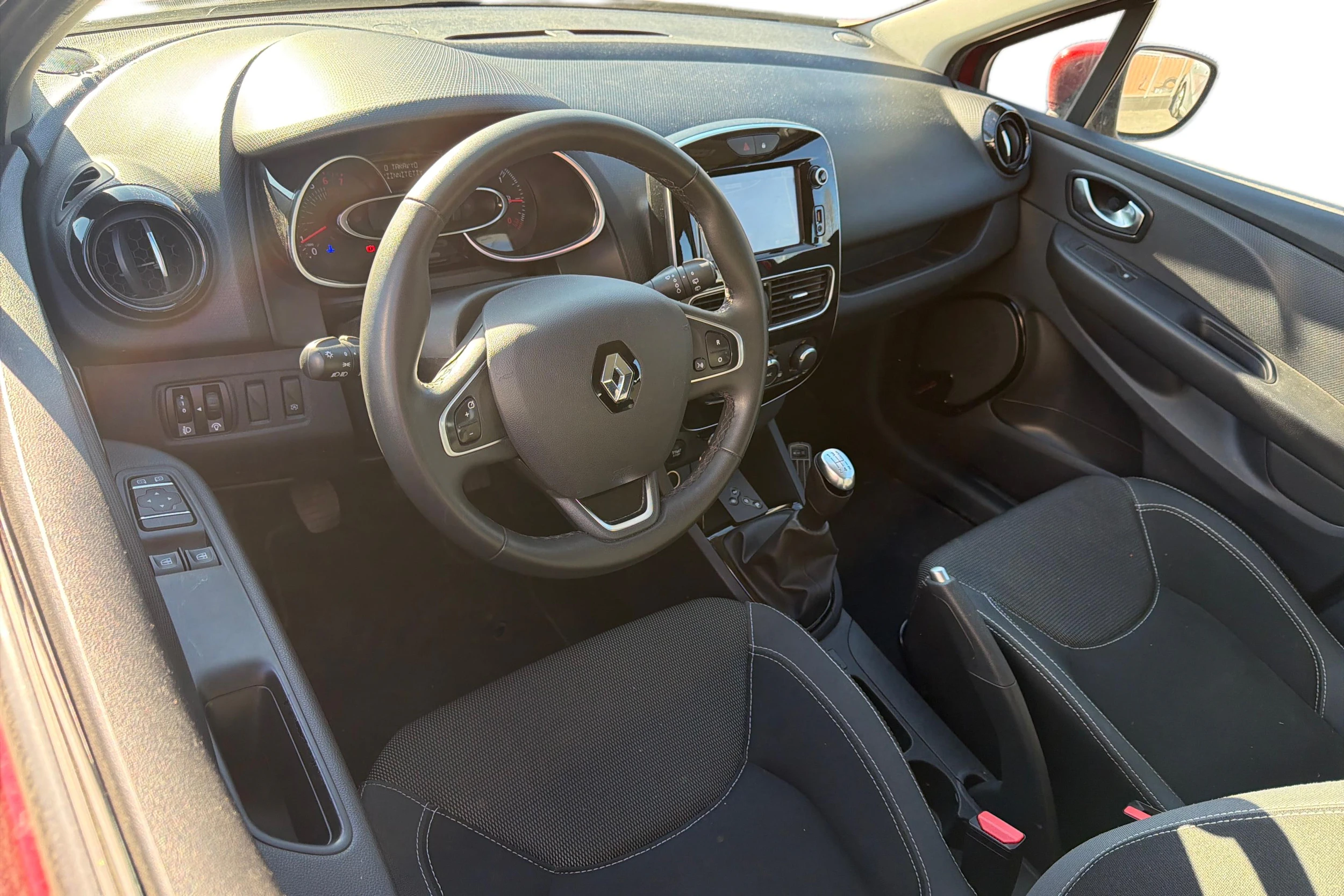 punainen Renault Clio 2018 kuva 3.