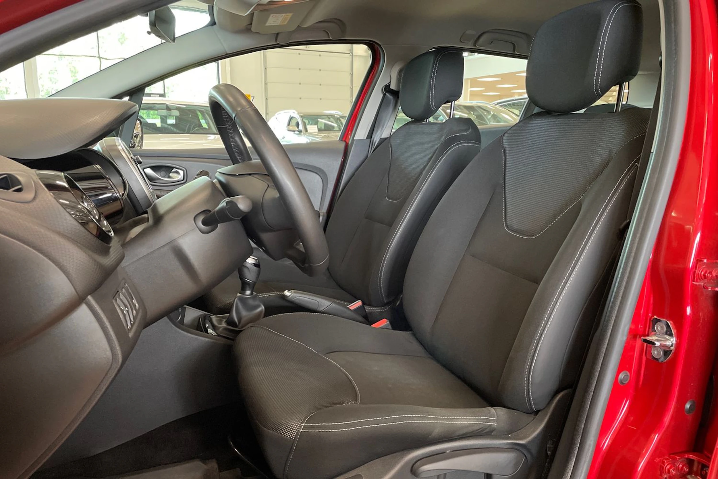 punainen Renault Clio 2019 kuva 11.